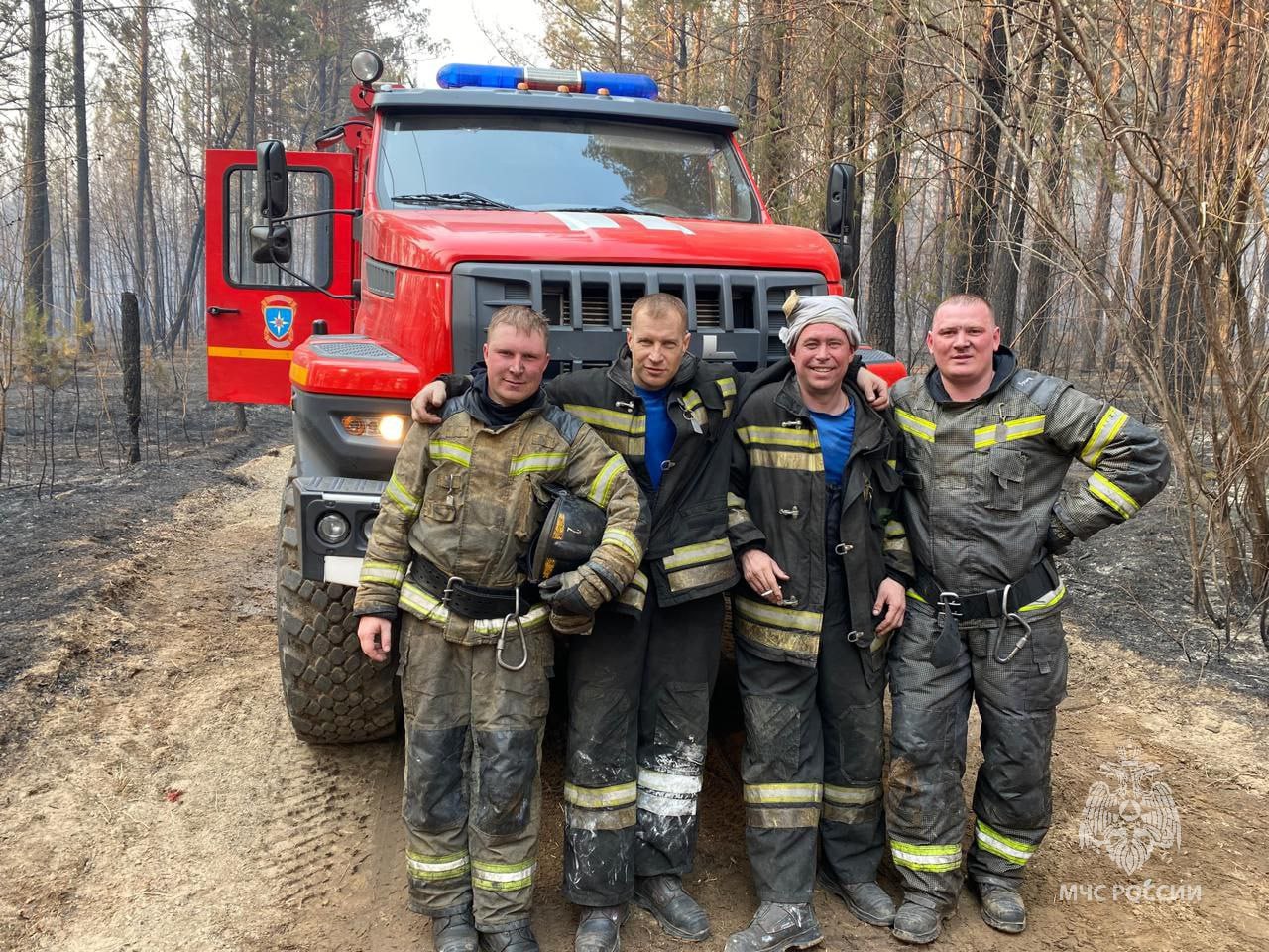 В Забайкалье за минувшие сутки: Ликвидированы 2 пожара сухой растительности на площади 4 гектара: В городе Чита по улице Каменистая огнеборцы пожарно-спасательной части №3 МЧС России ликвидировали пожар сухой растительности на площади 40 квадратных метров. Ликвидированы 9 техногенных пожаров: В Петровск-Забайкальске произошло возгорание шпал. Пожар на площади 10 квадратных метров ликвидировали огнеборцы пожарно-спасательной части №31 МЧС России. На водных объектах происшествий не зарегистрировано. На ДТП пожарно-спасательные подразделения не привлекались. 4 июня днем по северной половине края дожди, местами сильные, по южной половине края местами кратковременные дожди, грозы. Ветер 6-11 м/с, в отдельных районах 15-20 м/с. Температура +17…+22°, местами +11…+16°.