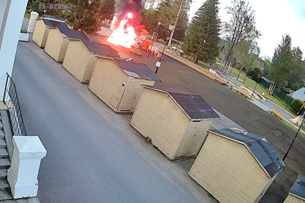 Пятеро школьников задержаны за поджог детской площадки в Рахье Оперативники уголовного розыска 24 июля задержали пятерых подростков. Несовершеннолетним от 13 до 15 лет, они из поселка Рахья, всеволожской деревни Проба и Санкт-Петербурга. Квинтет подозревают в умышленном поджоге муниципального имущества. По предварительным данным, не без участия подростков ночью 20 июля загорелась детская площадка на Октябрьском шоссе в Рахье. Перед пожаром оказались также сломаны скамейки. Ущерб оценен в 1,7 млн рублей. На обысках у несовершеннолетних изъяты мобильные телефоны и одежда, в которой, предположительно, было совершено преступление. Известно, что двое из Рахьи учатся в седьмом и восьмом классах местной школы, задержанный петербуржец - гимназист. Как сообщили в пресс-службе полицейского главка, после разговора с сотрудниками трое отпущены под подписку о невыезде, двое их более юных приятелей ушли домой - они еще не достигли того возраста, в котором привлекают к уголовной ответственности. стоп-кадр видео ГУ МВД России по Петербургу и Ленобласти
