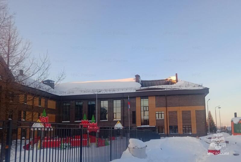 Обрушение кровли здания школы произошло в селе Репьево Новосибирской области Площадь обрушения 100 кв м сообщает ГУ МЧС региона Пострадавших нет В связи с инцидентом занятия в образовательном учреждении отменены ГУ МЧС по Новосибирской области  Подписывайтесь на Ъ Сибирь