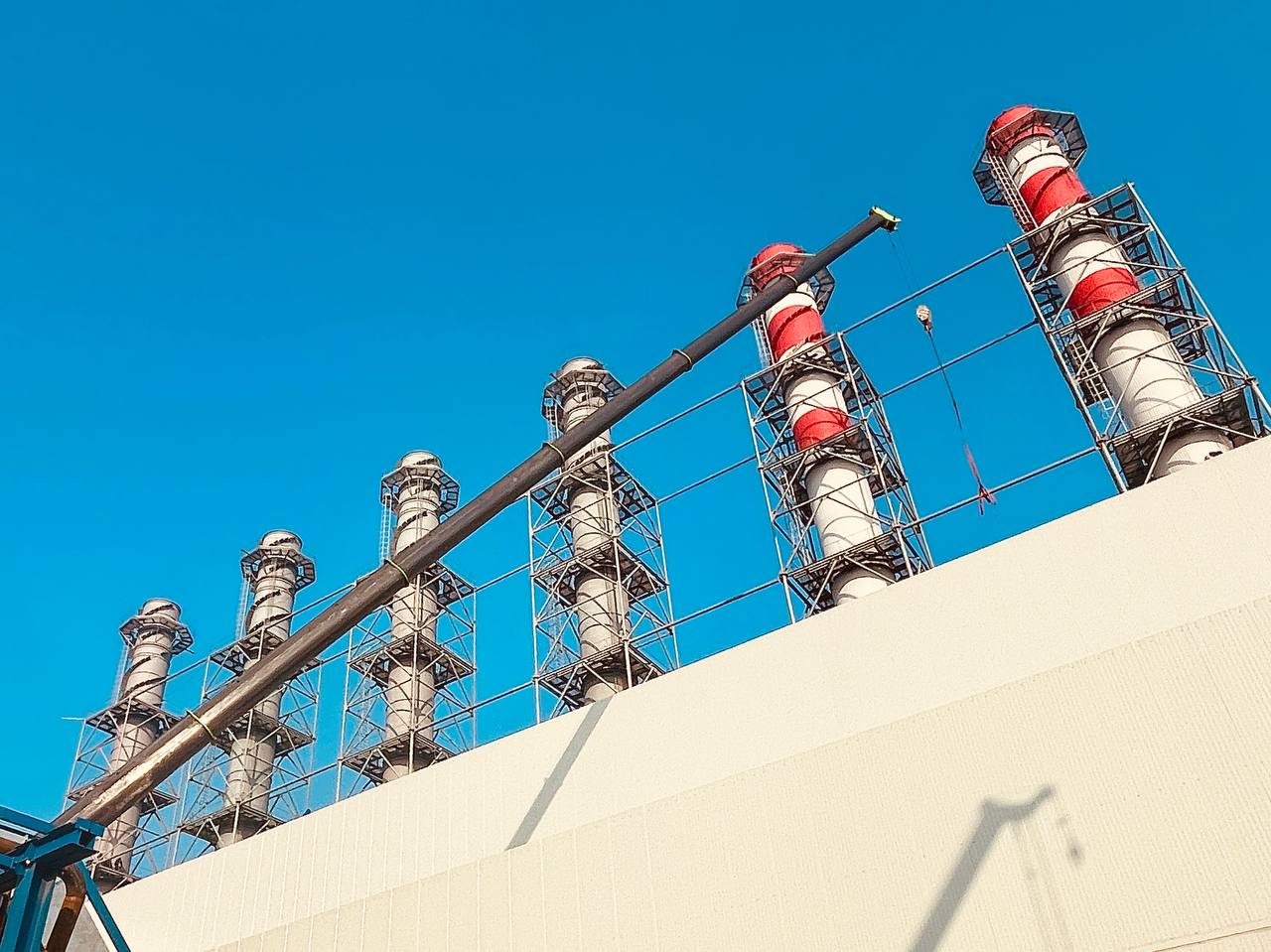 Строительство хабаровской ТЭЦ 4 выполнено более чем на половину Завершены два самых трудоемких этапа из пяти Один из шести котлов ТЭЦ 4 уже в работе Это оборудование сейчас частично на 30 замещает для жителей Индустриального и Центрального районов Хабаровска мощности действующей ТЭЦ 1 Готовность ТЭЦ 4 сейчас превышает 60 Работать она будет полностью на природном газе В случае временного отключения его подачи предусмотрен недельный запас дизельного топлива около 40 тысяч литров Это позволит не допустить заморозки жилого фонда зимой   Будь в курсе событий везде ОК VK MAX