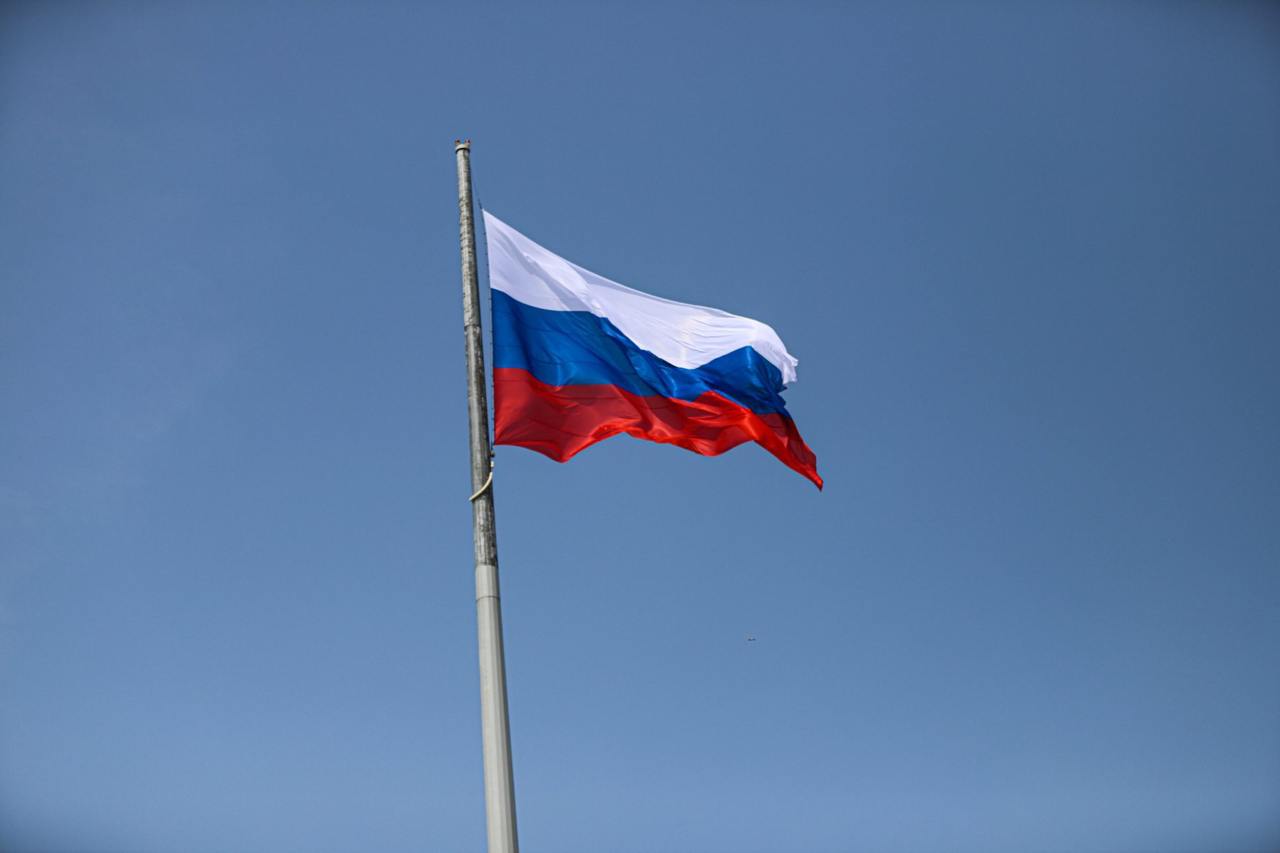ВЦИОМ: почти 80% россиян доверяют президенту Владимиру Путину  Стало известно, что 78,4% россиян доверяют президенту РФ Владимиру Путину. 74,7% респондентов одобряют его работу на посту главы государства. Об этом сообщает аналитический центр ВЦИОМ, его цитирует РИА Новости.  Восемь из десяти участников опроса озвучили свое доверие Путину, о недоверии высказались 16,8%. Также 74,7% россиян отметили, что одобряют деятельность Путина на посту президента. Работу правительства РФ оценили 49,5%, а 20% ее не одобряют. О доверии конкретно главе кабмина Михаилу Мишустину заявили 59,7% респондентов.  Также аналитики ВЦИОМ спросили у опрошенных, за какую партию те бы проголосовали, если б выборы в Госдуму состоялись в ближайшие дни. 33,7% назвали «Единую Россию», 10,3% — ЛДПР, 9,5% — КПРФ.
