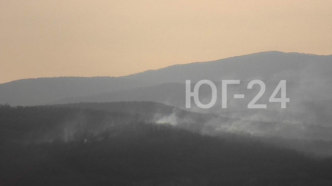 На пульт диспетчерской службы поступило сообщение о задымление в районе ст Смоленская со стороны леса Для проверки полученной информации оперативно выехали лесопожарные бригады и лесничий По прибытии обнаружено возгорание сухой травы Приступили к тушению Лесничим возгорание квалифицировано как лесной пожар в Афипском лесничестве Смоленском участковом лесничестве на примерной площади 0 5 га Проводится комплекс мер по локализации лесного пожара а также наращивание сил средств для скорейшей локализации лесного пожара Подписаться на новости ЮГ 24   ЮГ 24 в MAX