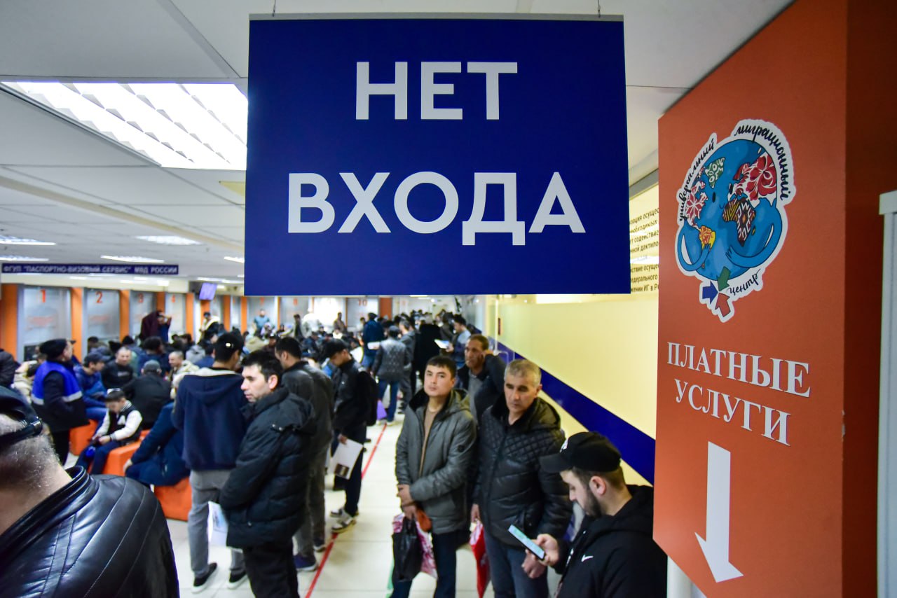 Мигранты заплатят за то, что раньше для них было бесплатно. Законопроект о новых пошлинах для иностранцев рассмотрят сегодня на заседании правительственной комиссии. Так, за оформление дубликата миграционных документов иностранцев хотят обязать платить по 2 тысячи рублей. Ранее услуга была бесплатной. Чтобы продлить разрешение на работу в России или запросить выдачу патента, мигрантам нужно будет отдать 4,2 тысячи рублей, следует из законопроекта Минфина. Нововведения также должны затронуть автовладельцев: пошлины за получение прав планируют увеличить вдвое, а за выдачу ПТС — в полтора раза. Если законопроект будет одобрен, изменения должны вступить в силу с 1 сентября, пишут «Известия».
