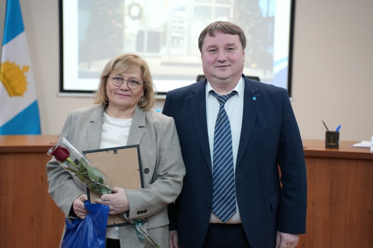 Ульяновских предпринимателей наградили за лучшее новогоднее оформление зданий  Глава города Александр Болдакин наградил Благодарственными письмами администрации города предпринимателей за оригинальное новогоднее оформление объектов бизнеса  - К Новому Году Ульяновск был празднично оформлен и украшен. Как отмечают горожане, за последние годы наш город получил одно из лучших праздничных убранств. Наряду с городскими службами большой вклад в создание новогодней атмосферы и праздничного настроения внесли представители бизнес-сообщества. Спасибо всем, кто не остался равнодушным, и принял участие в создании зимнего антуража на территории города, – подчеркнул Александр Болдакин  В числе награждённых - коллектив ульяновского филиала «Татнефть-АЗС Центр» в лице заместителя директора Олега Золотухина, МТРК «Аквамолл»  генеральный директор Елена Козлова  и «СП ВИС-МОС»  гендиректор Руслан Ярош   Подробнее на сайте