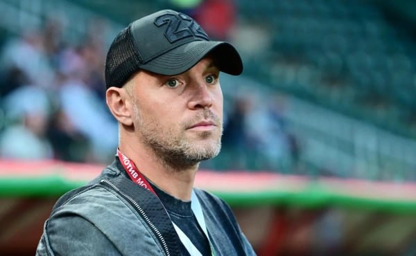 Дзюба не исключил возможность завершения карьеры в конце сезона Нападающий тольяттинского клуба Акрон Артем Дзюба заявил РИА Новости что не исключает возможность завершения карьеры после сезона 2025 26 На вопрос о том будет ли текущий сезон для него последним футболист ответил что еще думает над этим Дзюба вместе с командой 13 января проходит медосмотр Футболист провел отпуск в Северной Осетии Он рассказал что чувствует себя прекрасно после отдыха Со здоровьем все хорошо великолепно Сбил после Осетии пять килограммов так что ничего лишнего Все нормально сказал 37 летний Дзюба лучший бомбардир в истории российского футбола Global Look Press Подписаться на РБК Спорт