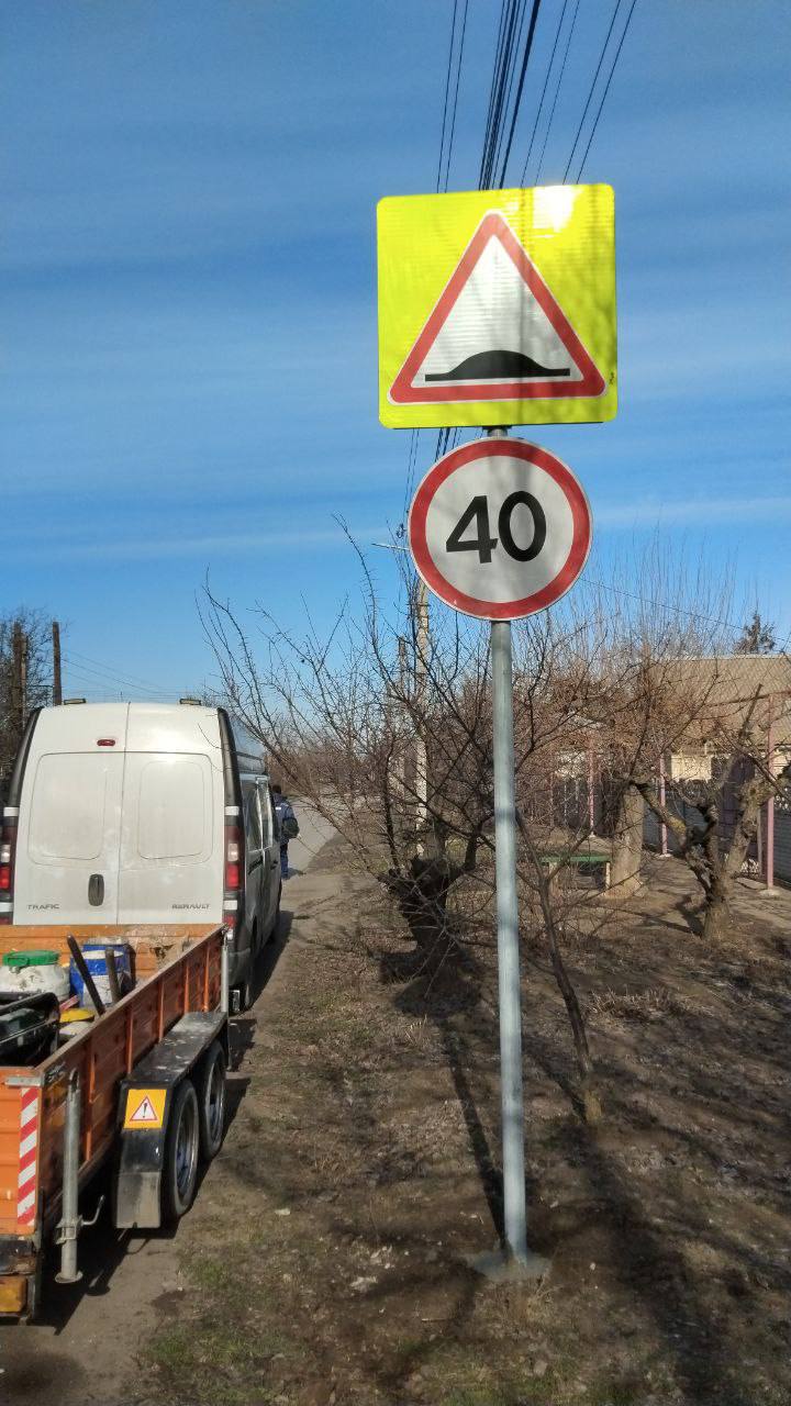 В Мелитополе продолжается установка дорожных знаков  Новые знаки появились на перекрестке улиц Чайковского и Серова.