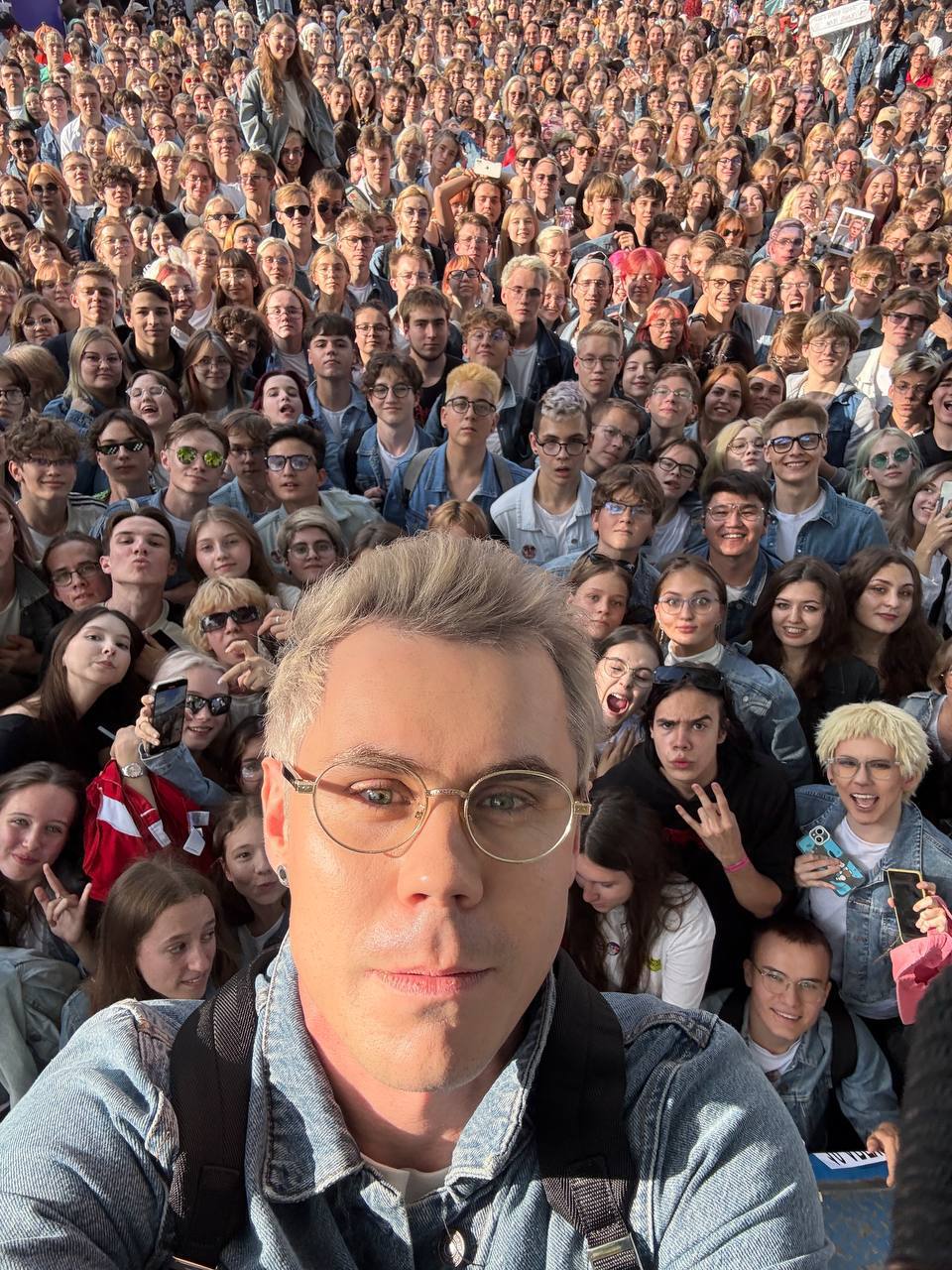 В Москве прошел конкурс двойников «умного человека в очках скачать обои»  Там собралось больше сотни участников, чтобы сделать фото с Яном Топлесом и посмеяться над мемом, который в июле обсуждался всем миром в Сети.     ВПШ
