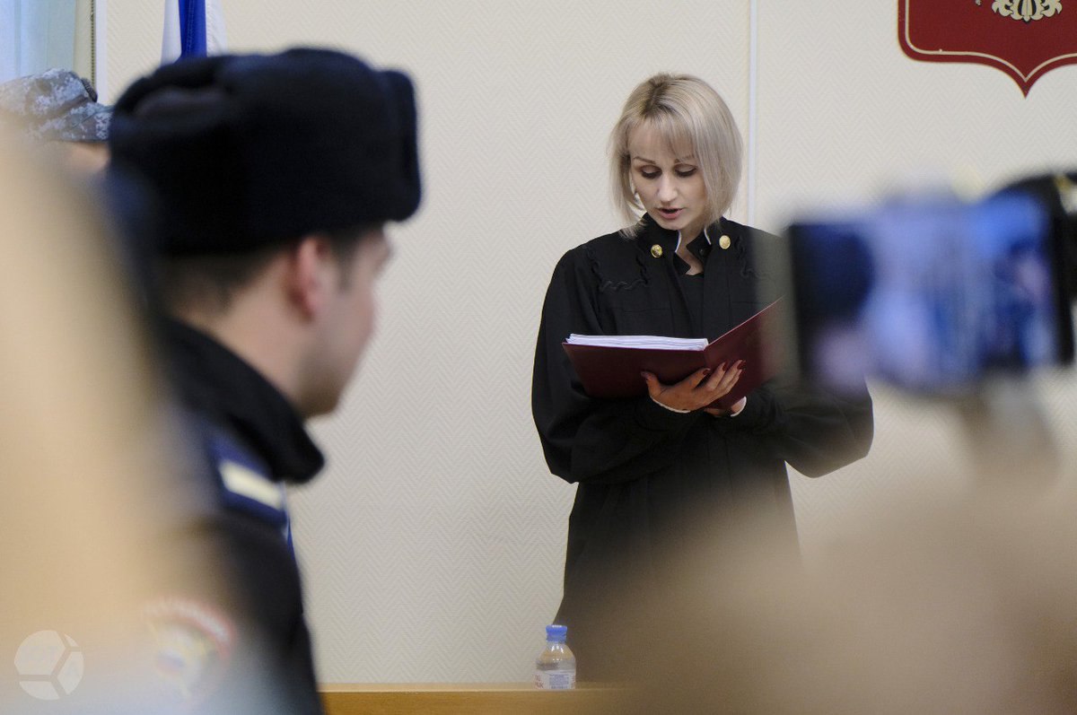 ЕС ввёл санкции против судьи, приговорившей к реальным срокам адвокатов Алексея Навального Сегодня Евросоюз в рамках 17-го пакета санкций ввёл индивидуальные ограничения в отношении судьи Петушинского районного суда Владимирской области Юлии Шиловой, которая приговорила к реальным срокам лишения свободы адвокатов Алексея Липцера , Игоря Сергунина и Вадима Кобзева , защищавших политика Алексея Навального, обратил внимание «Довод» . Помимо неё в санкционном списке фигурируют сотрудник прокуратуры Владимирской области Андрей Катков — обвинитель по делу адвокатов Навального, а также многие другие судьи, прокуроры и следователи, участвующие в политических судах в России. Ранее ЕС ввёл в отношении России новый санкционный режим в связи с серьезными нарушениями прав человека. Под санкции попали, в частности, судьи Ковровского городского суда Владимирской области Кирилл Никифоров и Ирина Ким, которые отклоняли жалобы Навального на условия содержания в колонии ИК-6 в посёлке Мелехово. Кроме того, под ограничениями оказались колония ИК-6 Владимирской области, юрисконсульт УФСИН по Владимирской области Илья Круглышев, судья Ковровского городского суда Дмитрий Самойлов, а также начальник колонии ИК-2 Владимирской области Александр Муханов. — Даже после смерти Алексей Навальный остается в перечне «террористов и экстремистов» Росфинмониторинга. — Росфинмониторинг включил трех адвокатов Навального — Вадима Кобзева, Игоря Сергунина и Алексея Липцера — в список «экстремистов и террористов». — Признан властями РФ «иноагентом». Подписаться Помочь RusNews