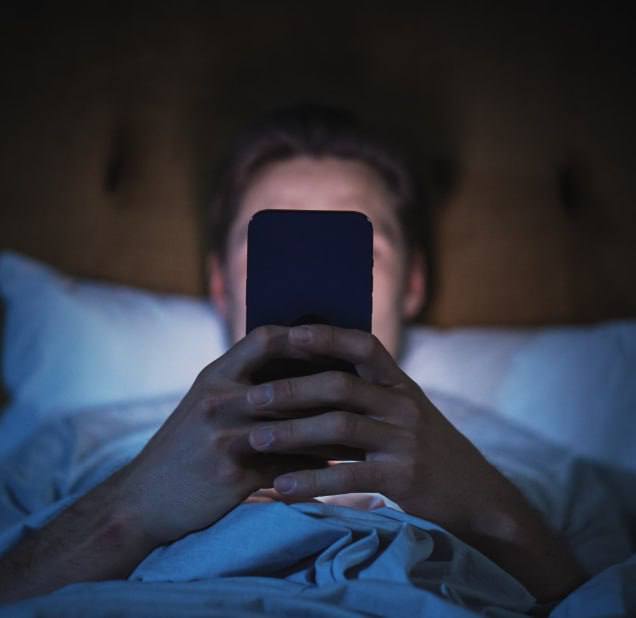 Скроллинг телефона перед сном повышает риск развития смертельных сердечно сосудистых болезней Daily Mail Учёные изучали влияние светового загрязнения в том числе от гаджетов Яркий искусственный свет ночью приводит к повышенной активности мозга и воспалению кровеносных сосудов отмечает газета Со временем этот процесс может вызвать уплотнение стенок артерий и повысить риск сердечного приступа и инсульта Подписаться на RT ТГ Зеркало MAX