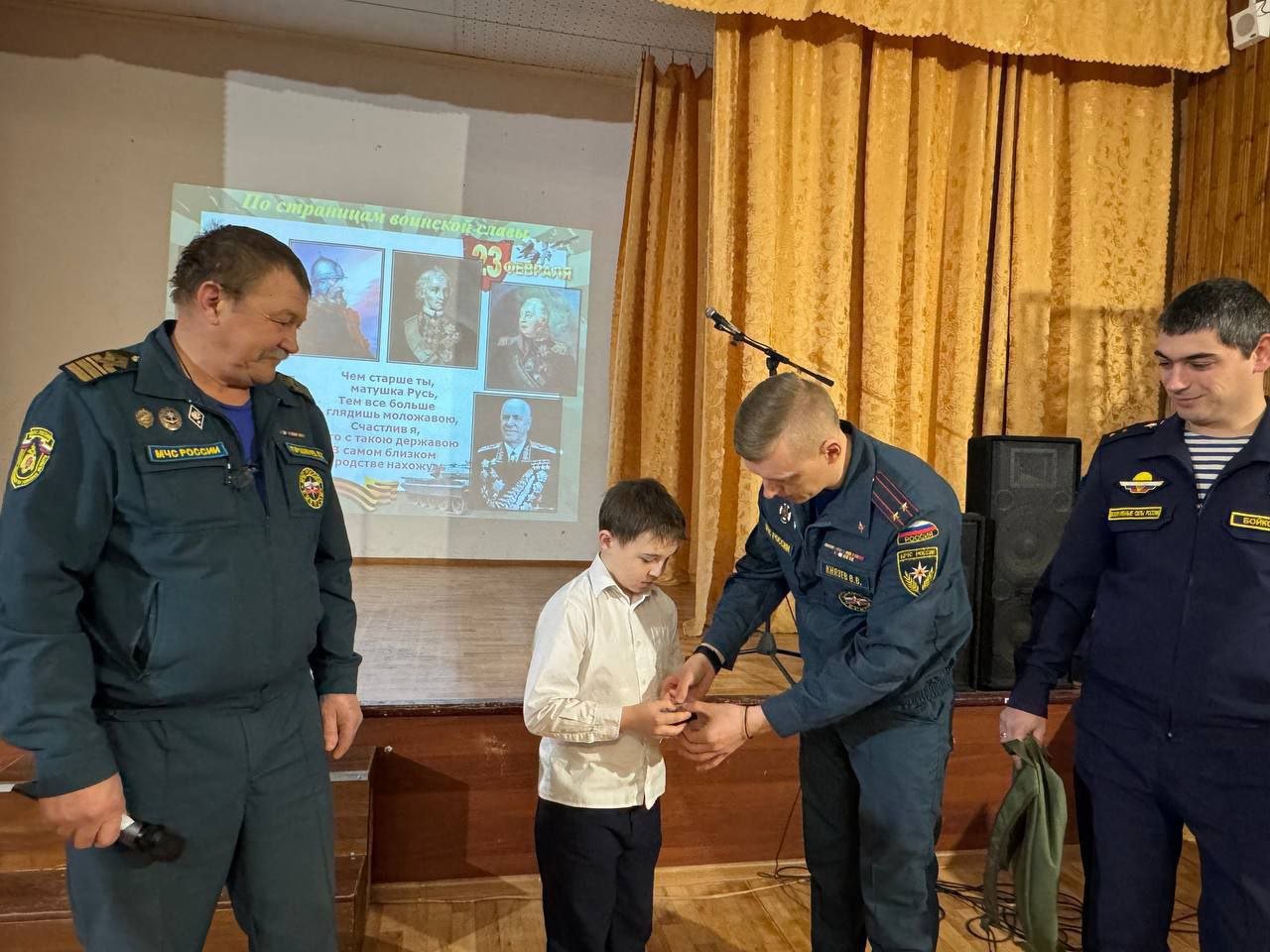 Новомосковского школьника наградили за спасение человека  На торжественной линейке в «Центре образования образования №9» Новомосковска начальник пожарно-спасательного гарнизона Владимир Князев и  старший инспектор ГИМС МЧС России Юрий Городничев наградили за спасение тонущего человека четвероклассника Максима Мещерякова.  В июле 2024 года этот маленький герой с большим и храбрым сердцем бросился на помощь тонущему мальчику. Максим занимается плаваньем с самого раннего детства, поэтому ему удалось быстро доплыть до попавшего в беду ребенка и помочь выбраться на берег.    МЧС Тульской области   подписаться