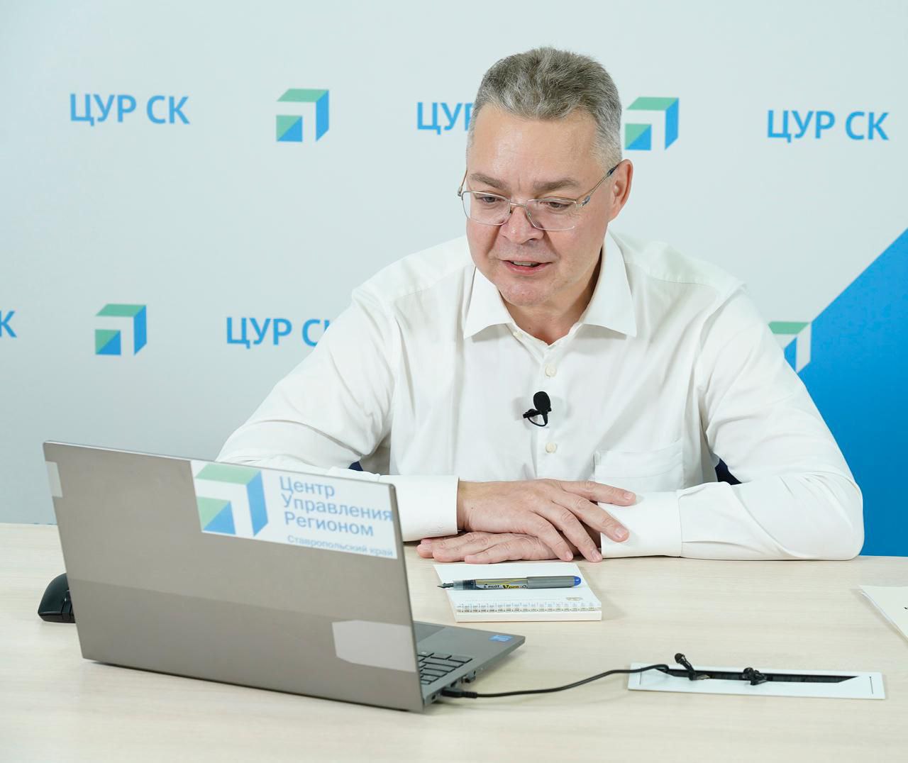 Добрый вечер дорогие земляки Состоялась традиционная Прямая линия Губернатора Ставропольского края Владимира Владимировича Владимирова В ходе общения с жителями региона были подняты ключевые проблемы работа ЖКХ качество автомобильных дорог организация водоснабжения работа общественного транспорта и сферы здравоохранения Часть разговора была посвящена мерам поддержки участников специальной военной операции и членов их семей Отдельно был рассмотрен вопрос о подготовке новогодних праздников для детей военнослужащих В Апанасенковском округе учреждения культуры уже разработали программу новогодних мероприятий ориентированную в первую очередь на подрастающее поколение Масштабных гуляний проводить не планируется особое внимание уделим проведению специальных новогодних ёлок для ребят чьи родители участвуют в спецоперации Организаторы намерены подарить юным апанасенковцам яркий и незабываемый праздник