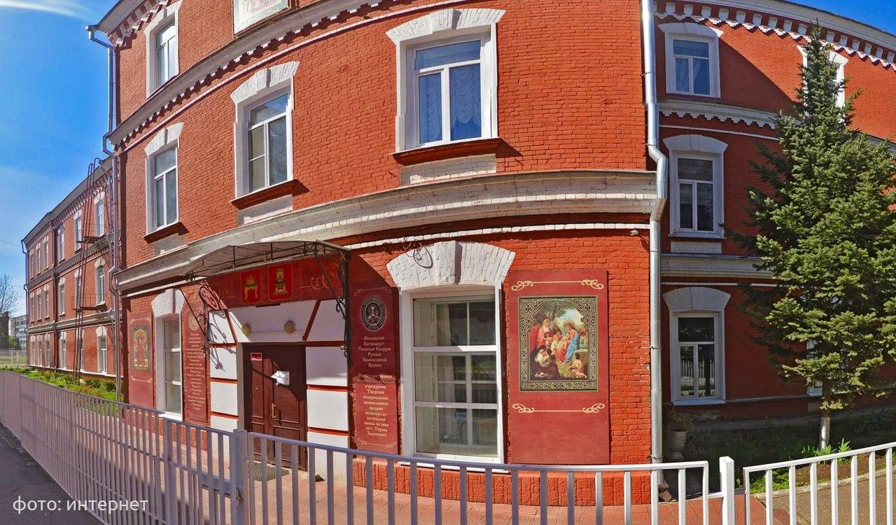Двух школьников из православной тверской школы застали за мастурбацией в учебном классе. Теперь пацана, который их спалил, грозят отчислить — в деле разбирается Министерство образования. По информации Mash, всё произошло в средней школе им. Святого Тихона Задонского. Недавно первоклассник Максим имя изменено проходил мимо кабинета и заметил, как двое учеников сидят друг на друге со спущенными штанами. Пацан рассказал обо всём бабушке, та пошла разбираться в школу, но в ответ её внука обвинили в "выдумках". Через пару дней Максима избили старшеклассники. Когда бабушка отказалась решать вопрос мирно, сняла побои с мальчика и пошла в полицию, в школе придумали новую отмазку: ребёнка никто не трогал, он сам упал. В итоге Максима хотят исключить за якобы "бурное воображение", а опекуну угрожают судом за клевету. Руководство школы подтвердило нам, что инцидент был. Но комментировать его отказались, ссылаясь на "выдумки".