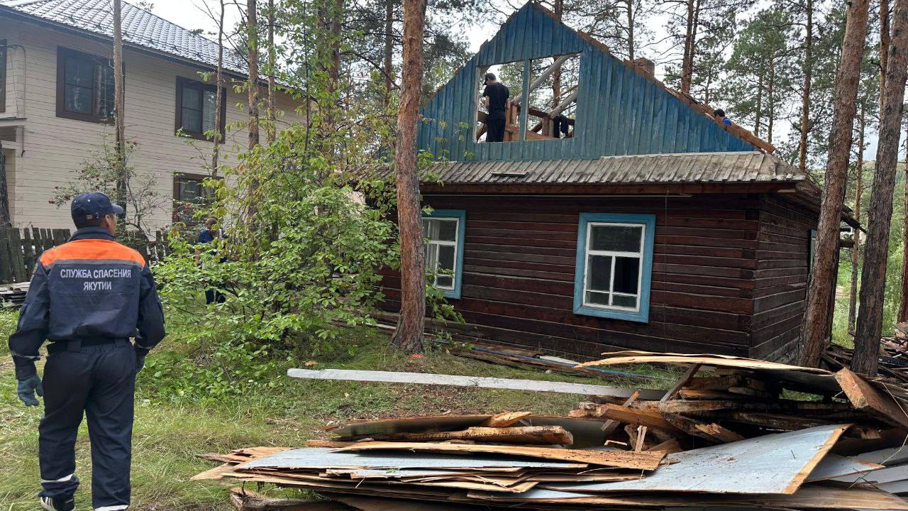⏺ В Якутске спасатели эвакуировали мужчину, пострадавшего при разборе крыши дома В Службу спасения через 01 поступил вызов о том, что при разборе крыши пострадал мужчина. Он упал сверху и не мог передвигаться. Приехавшие по вызову медики Скорой помощи не смогли спустить пострадавшего и вызвали спасателей. Спасатели привязали мужчину к носилкам альпинистской веревкой, спустили вниз и передали сотрудникам Скорой помощи. Об этом сообщили в Службе спасения Якутии.