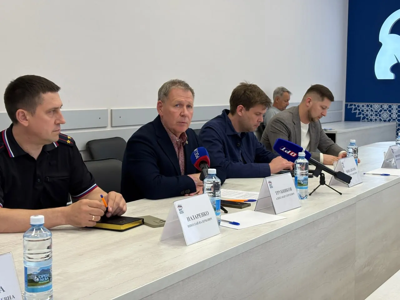 На Загородном шоссе в Оренбурге будет демонтирован фрагмент канатного ограждения и организован новый поворот Представители партии Единая Россия заявили что меры по разгрузке транспортных магистралей Оренбурга уже приносят результаты По их словам сегодня автомобилисты отметили на Загородном шоссе отсутствие пробок на отрезке от Беляевского шоссе до улицы Перовского дублер Сегодня Урал56 Ру сообщал что к 9 утра пробка на ул Донгузской и мосту через Урал в Оренбурге стала меньше но полностью не исчезла В ближайшие дни на Загородном шоссе посередине дороги будет демонтирован фрагмент канатного ограждения и организован поворот налево на ул Автодромную в сторону поселка Ростошинские Пруды СНТ и поселка Ростоши с установкой светофора Напомним в среду на собрании партии горсовета заксоба и ГАИ были выработаны меры стабилизации дорожной обстановки из за капремонта моста через Урал и развязки на Загородном шоссе Часть из них начала реализовываться уже в ночь с 15 на 16 апреля По словам руководителя фракции Единой России в заксобе Александра Трубникова обстановка находится на постоянном контроле Сегодня автомобилисты которые выбирают для движения Загородное шоссе уже заметили позитивные изменения Сейчас мы продолжаем прорабатывать предложения которые мы с коллегами выработали На реализацию некоторых из них необходимо больше времени Но уверен что к рабочему совещанию нашей межведомственной комиссии на следующей неделе мы уже сможем говорить более детально об изменении ситуации в лучшую сторону и понимать какие наши инициативы стали рабочими а где необходимо предпринять дополнительные меры конечно опираясь на имеющиеся возможности