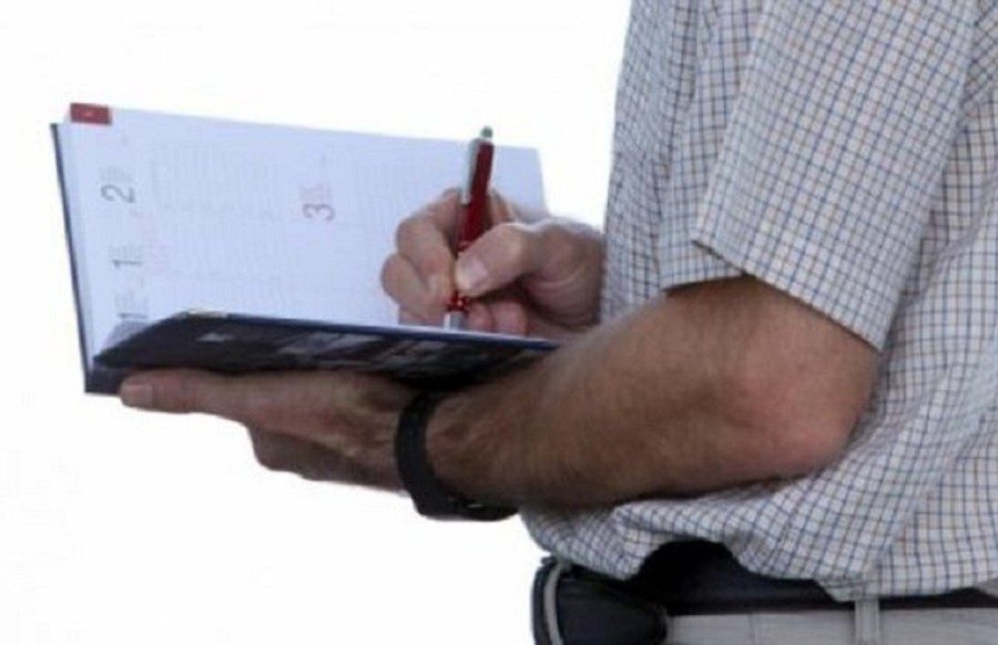 Новый законопроект ужесточение наказаний до 90 дней лишения свободы и расширение полномочий инспекторов Правительство Черногории утвердило и передало на рассмотрение в Скупщину проект закона о внесении изменений в Закон о правонарушениях который вносит существенные нововведения с целью повышения эффективности применения нормативных актов усиления надзора и улучшения правовой защиты граждан Среди наиболее важных нововведений расширение круга ответственности за правонарушения включая возможность наказания части иностранного юридического лица а также увеличение максимального срока тюремного заключения с прежних 60 до 90 дней Предусматривается введение более гибких штрафов особенно в областях регулируемых регламентами Европейского союза говорится в проекте закона Закон также уточняет процедуры реабилитации в том числе связанные с постановлениями о правонарушениях небольшой тяжести а также продлевает срок давности для возбуждения и ведения дел о правонарушениях небольшой тяжести Кроме того изменения еще больше расширяют полномочия инспекторов которые в случае подозрения на незаконную деятельность смогут обратиться в суд за разрешением на вход в квартиры и другие помещения Также предусмотрены меры позволяющие более эффективно исполнять назначенные наказания включая выдачу общих распоряжений о привлечении к ответственности лиц подлежащих наказанию поясняет Минюст Правительство заявляет что это важный шаг в борьбе с неформальной экономикой и улучшении функционирования судебной системы Предлагаемые изменения гармонизированы с международными конвенциями при этом дополнительная адаптация к правовому законодательству Европейского союза не потребовалась говорится в заявлении Министерства юстиции