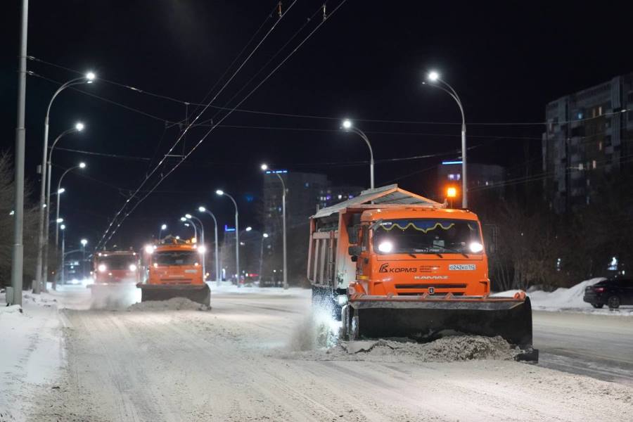 С начала зимы с дорог Кузбасса вывезено более 2,3 млн кубометров снега   Дорожные службы региона с начала зимнего сезона вывезли с улично-дорожной сети и объектов благоустройства на специализированные снегоотвалы более 2,3 млн кубометров снежной массы. В среднем для уборки снега привлекается до 1,5 тысячи единиц специализированной техники и 2,3 тысячи дорожных рабочих.  Работы по содержанию и вывозу снега с улично-дорожной сети и объектов благоустройства в муниципальных образованиях Кузбасса будут продолжены до конца зимнего периода. Перейти на летнее содержание планируется при наступлении постоянной плюсовой температуры. Дорожники начнут проводить традиционные мероприятия по приведению дорог и инфраструктуры в порядок после зимы.