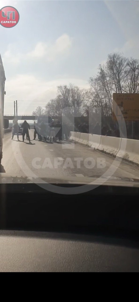 На въезде в Саратов подрались футбольные фанаты и загородили дорогу На въезде в Саратов на проезжей части произошла массовая драка людей Ролик с инцидентом опубликовали сегодня днем 25 октября в Telegram канале ЧП Саратов На кадрах видно что на одной из полос остановился автобус а за ним собралась большая толпа дерущихся людей Несколько человек на мгновение оказались перед ехавшими машинами и движение автопотока замедлилось Очевидцы рассказали что подрались футбольные фанаты На трассе на въезде в город фанаты устроили драку прям на дороге тем самым затруднили движение остальным автомобилям подписали видео авторы Сегодня в Саратове на стадионе Локомотив прошла игра саратовского клуба Сокол против Волги из Ульяновска Зрители сообщают что у некоторых фанатов ульяновской команды были ссадины на лицах Заходите на наш сайт это очень помогает редакции   glush media news view id 5380