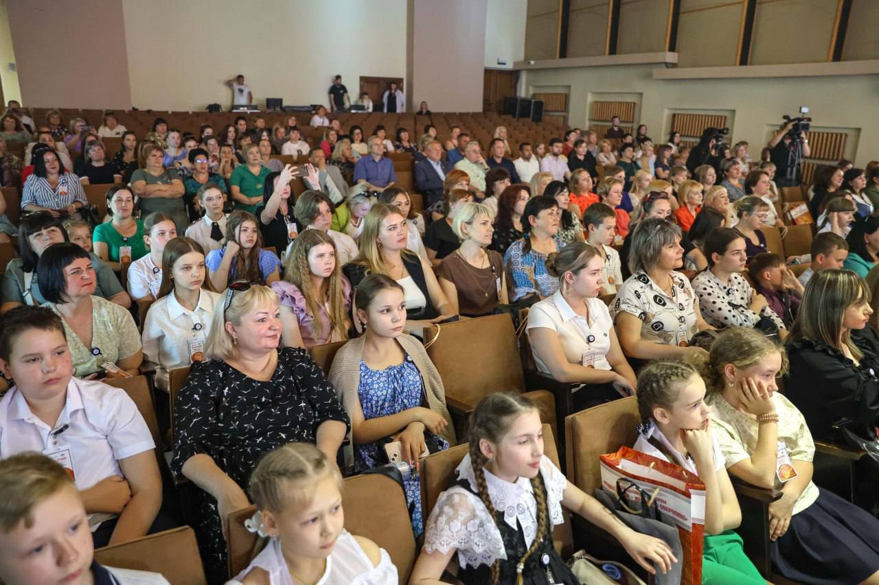 Межнациональный форум «Родной язык — народное сокровище» собрал в Луганске более 250 школьников, студентов, учителей и преподавателей русского языка и литературы из всех муниципальных округов ЛНР. Об этом из Луганской государственной академии культуры и искусств, где проходило приуроченное ко Дню русского языка мероприятие, передает корреспондент ЛИЦ. Центральная тема форума — русский язык как залог единства народов России. Почетными гостями мероприятия стали заместитель руководителя Администрации Главы ЛНР Олег Черноусов, министр образования и науки Республики Иван Кусов и депутат Народного совета ЛНР Юрий Юров. «В нашей стране русский язык — это не только средство для общения, он объединяет все наши народы, является языком межнационального общения. Именно он сделал Россию единым и многонациональным государством, которое обеспечивает уже многие века связь между поколениями, обогащая и насыщая все культуры нашего великого государства» — рассказал Черноусов.