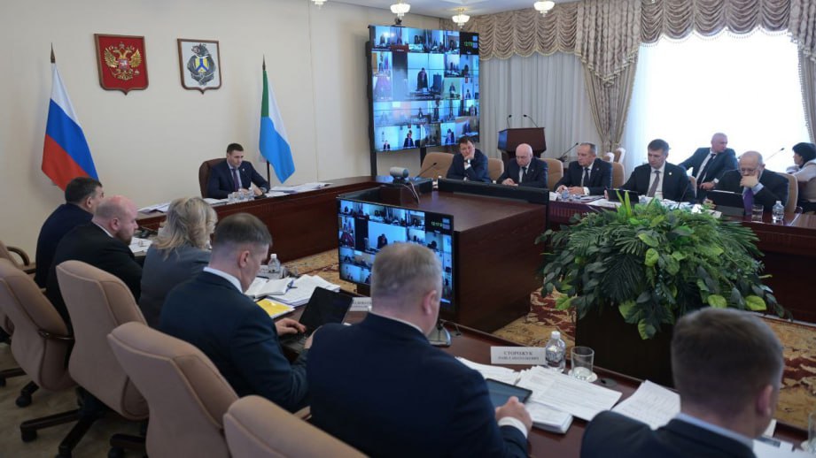 Дмитрий Демешин Обновление домов культуры в сельской местности чрезвычайно важное направление Восемь домов культуры будут обновлены в районах края благодаря краевому финансированию На аппаратном совещании правительства края губернатор напомнил что в государственную программу региона Культура Хабаровского края были внесены изменения согласно которым предусмотрены субсидии на модернизацию учреждений культуры в сельской местности Фото Вячеслав Реутов Пресс служба Правительства Хабаровского края Подробнее на сайте Вести Хабаровск