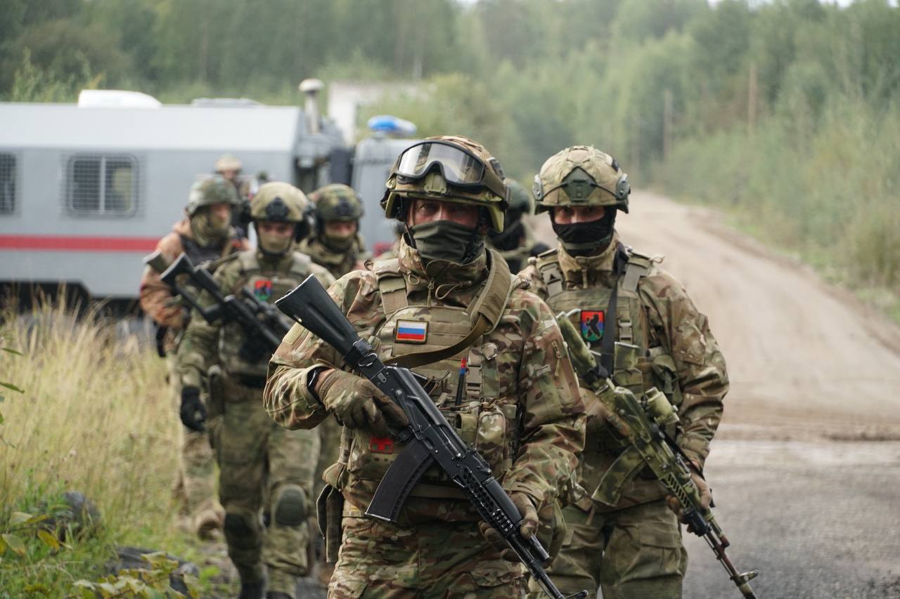 Стрелок, смертельно ранивший 36-летнего жителя Карелии, задержан сотрудниками СОБР «Карху» и ОМОН «Илвес» Росгвардии в Питкяранта. Росгвардейцы оказали содействие полицейским. Задержанный передан для проведения процессуальных действий органам следствия. Минувшей ночью в одном из баров в городе Питкяранта произошел конфликт между посетителями, в ходе которого мужчина выстрелил из травматического оружия в своего оппонента. 36-летний местный житель скончался. Фигурант с места происшествия скрылся.