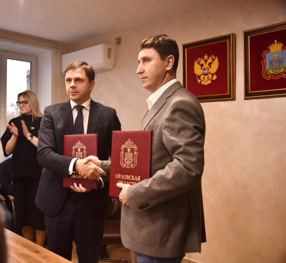 Строительство промышленного технопарка Три Точки планируют начать в регионе уже в следующем году Технопарк площадью не менее 5 тыс квадратных метров разместится на территории ОЭЗ ППТ Орел Соглашение о сотрудничестве в этом вопросе сегодня подписали Губернатор Андрей Клычков и гендиректор ООО Три Точки Технологии Дмитрий Филатов Инициатор проекта компания Три Точки Технологии инвестирует в его реализацию свыше 888 млн рублей в том числе не менее половины от общей стоимости проекта за счет внебюджетного частного софинансирования Продолжаем расширять возможности особой экономической зоны Орел На ее площадке ведется работа по созданию промышленного технопарка Три Точки С учетом поддержки Минпромторга региональных структур и собственных средств инвестора сегодня договорились о создании в регионе в ближайшее время технопарка на территории которого будет налажено производство радиоэлектроники Здесь создадут коллективную зону где резиденты смогут выпускать продукцию в мелко серийном формате отметил глава региона Он назвал подписанное сегодня соглашение знаковым отметив что компания Три Точки Технологии успешно работает по направлению импортозамещения Интересные новости здесь