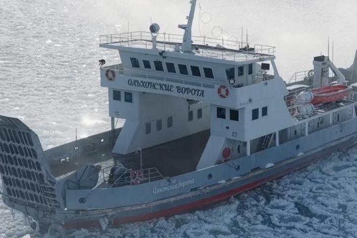 С 30 декабря паромная переправа на Ольхон приостановит работу Из за неблагоприятных погодных условий и окончания навигации работа паромной переправы будет осуществляться до 29 декабря 2025 года включительно уточнили в впресс службе Восточно Сибирского речного пароходства Последний рейс в этом году состоится 29 декабря в 18 30 по маршруту остров Ольхон поселок Сахюрта Напомним что расписание переправы также изменено на пароме Ольхонские ворота до поселка Сахюрта можно уехать в 18 00 в обратном направлении в 18 30 Паром Семен Батагаев работает по такому же расписанию А Дорожник будет отходить от острова Ольхон в 18 30 а возвращаться в 19 00