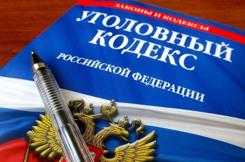 В Кусе полицейские задержали подозреваемого в угоне В дежурную часть ОМВД России по Кусинскому муниципальному району обратилась 43-летняя жительница города, которая сообщила, что неизвестный пытался завладеть принадлежащим ей автомобилем «Лада Калина». Прибывшим на место полицейским женщина пояснила, что проснулась ночью от шума на улице. Выйдя на балкон, она увидела, что в ее автомобиле находится неизвестный мужчина, а сама машина стоит не на своем месте. По горячим следам сотрудники уголовного розыска установили личность подозреваемого, его местонахождение, после чего задержали злоумышленника. Им оказался 19-летний не работающий житель Кусинского муниципального района. Предварительно полицейскими установлено, что фигурант совершил преступление в состоянии опьянения. Чтобы реализовать свой преступный умысел, он разбил заднее стекло в машине, проник внутрь, но завести транспортное средство не смог, после чего попытался его толкать. На шум во дворе обратила внимание владелица авто и вызвала полицейских. Дознанием ОМВД возбуждено уголовное дело. По окончании следственных действий автомобиль будет возвращен владелице. #полиция74 #мвд74 #полициячелябинскойобласти #Челябинскаяобласть #куса #уур