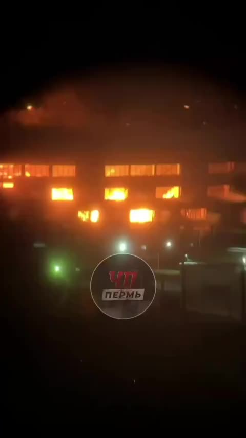 Крупный пожар в складском здании в Перми: ликвидация продолжается