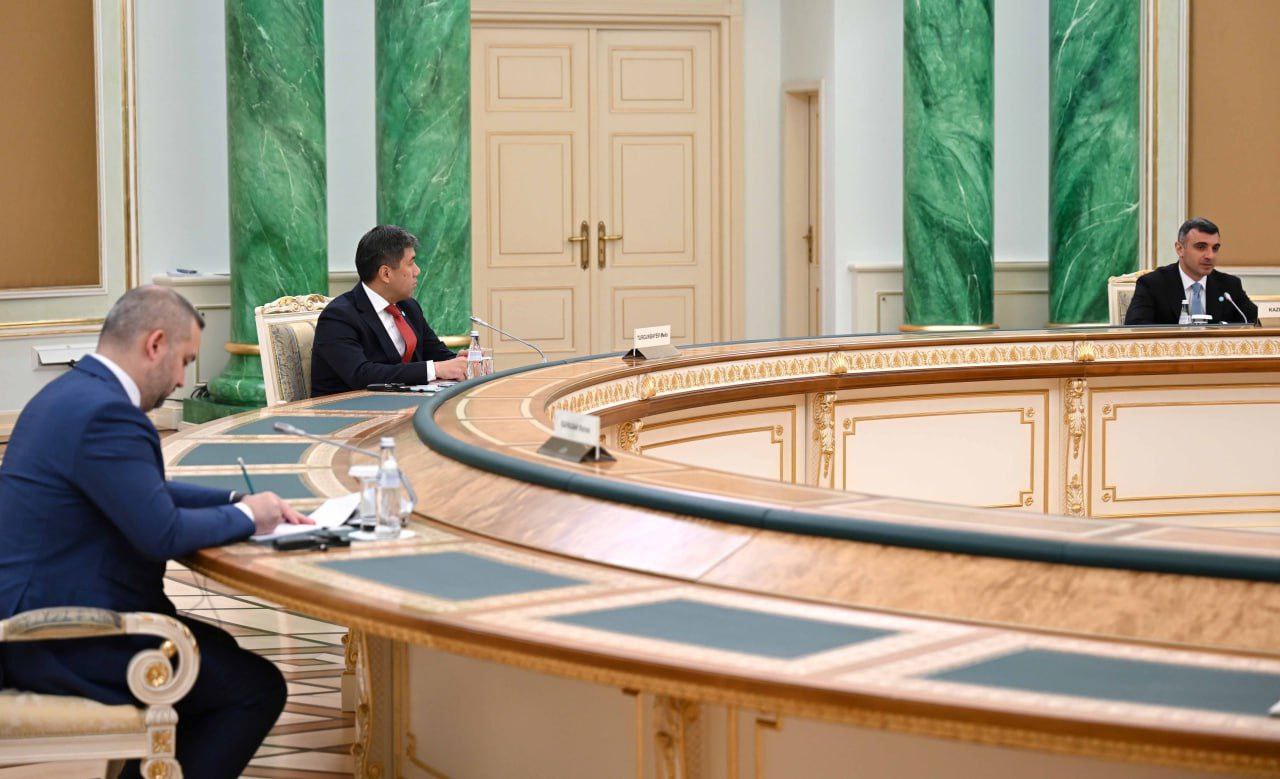 Токаев призвал укреплять финансовое сотрудничество в рамках ОТГ Президент считает что расширение сотрудничества в финансовой сфере может стать катализатором более широкого экономического и инвестиционного партнерства, при этом центральные банки могут сыграть в этом процессе ключевую роль, сообщили в Акорде. Отрадно, что в повестку дня Совета включены актуальные и своевременные темы, касающиеся экономических тенденций, денежно-кредитной политики, а также развития финансовых технологий, включая цифровые валюты центральных банков, криптовалюты и цифровые активы. Казахстан добился существенного прогресса в этой области: доля безналичных платежей в структуре всех транзакций достигла 85 %. Наш центральный банк первым в регионе внедрил цифровую валюту – цифровой тенге. В ближайшее время планируется принять новые правила, обеспечивающие безопасное обращение цифровых активов, в том числе криптовалют, стейблкоинов и токенизированных инструментов, – сообщил президент. Президент выразил уверенность, что расширение профессионального диалога между центральными банками заложит прочный фундамент для реализации экономического потенциала тюркского региона. Фото: Акорда /CentralMediaNews