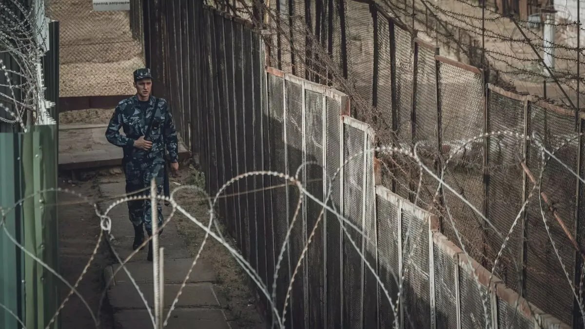 Белгородец согласился на убийство людей из-за религиозных убеждений, вступив в запрещенную организацию.  Год назад мужчина получил через интернет-мессенджер указание от представителя запрещенного в России «Исламского государства». Ему поручалось совершить убийства людей на религиозной почве с использованием гранаты Ф-1. Подозреваемый согласился выполнить это преступление. Благодаря силовикам реализовать задуманное ему не удалось.  Против мужчины уже возбуждено уголовное дело за участие в деятельности террористической организации, подозреваемому грозит до 30 лет.  Подписаться   Написать нам