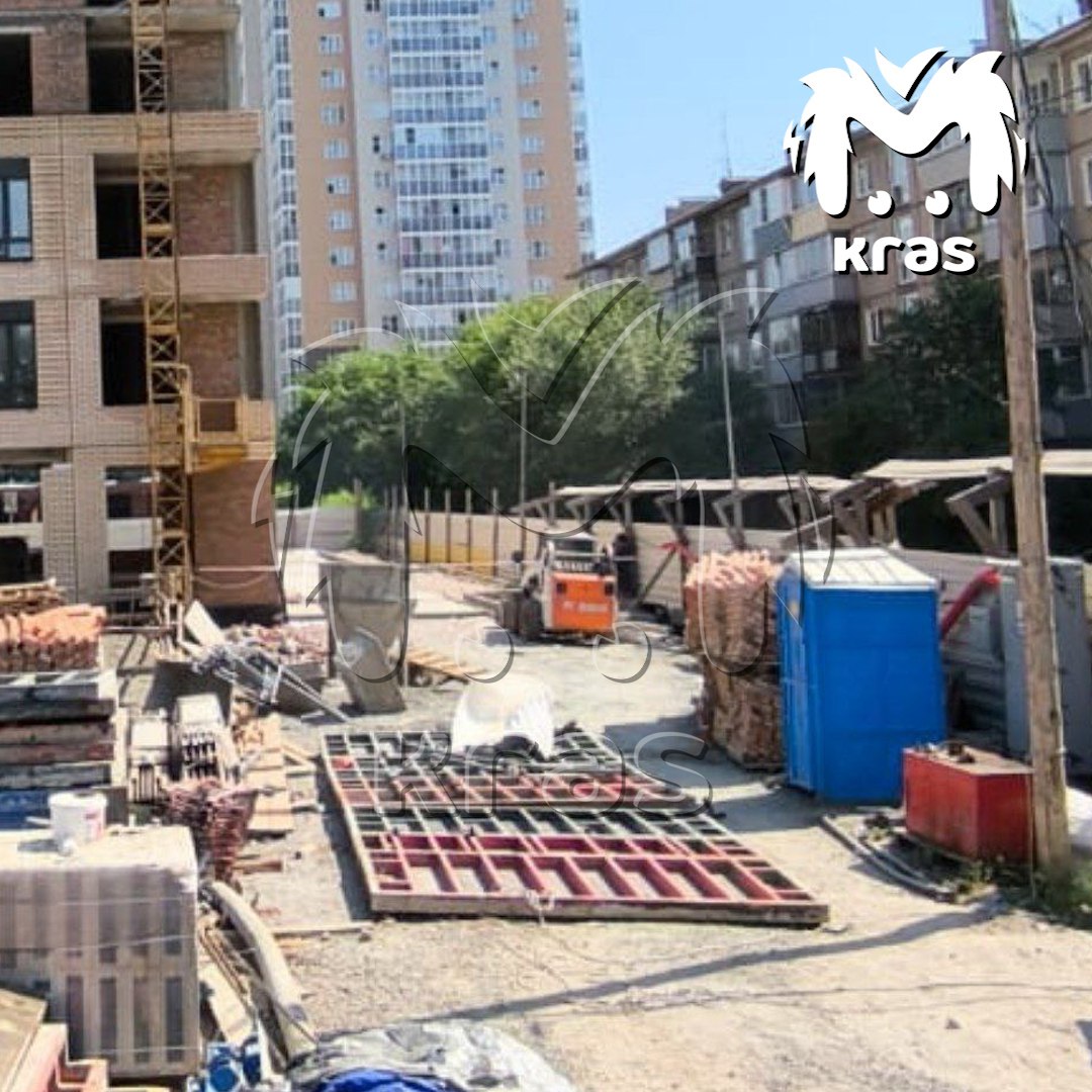 Рабочего убило упавшим с крана грузом на Вавилова. По словам очевидцев, с дома снимали опалубку. Одно из креплений рухнуло прямо на голову сотруднику "Сиблидера". Каска не помогла, травмы оказались смертельными. В случившемся разбирается прокуратура, на месте работают следователи. UPD. Погибший — 56-летний мужчина. Следователи возбудили уголонвое дело о нарушении правил техники безопасности.