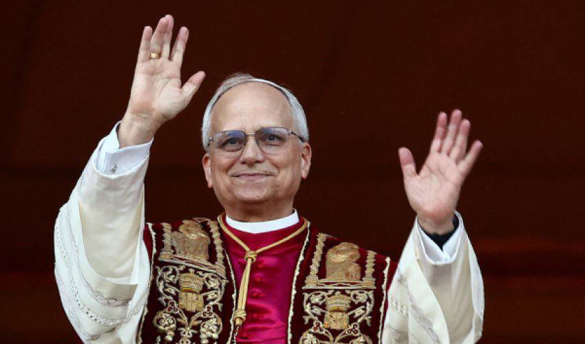 Папа Римский запретил католикам полиаморные отношения Как поясняет агентство ANSA разъяснение одобренное Львом XIV выпущен в ответ на запросы со стороны африканских епископов которые жалуются на распространение полигамии на континенте Ну с количеством людей в браке допустим определились Правда вот с полом определённо всё напутали Подпишись RogandarNEWs мы в MAX