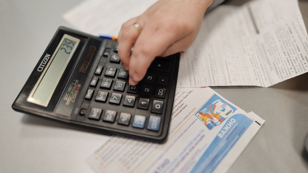 Самарцам рассказали как сделать перерасчет коммунальных услуг на Новый год Горожане могут обратиться за перерасчетом стоимости ЖКУ если не проживали в квартире больше 5 дней подряд Такой порядок установлен Правилами предоставления коммунальных услуг Чтобы оформить перерасчет например за период отсутствия в новогодние каникулы самарцы должны обратиться в свою управляющую компанию или ресурсоснабжающую организацию ГТРК Самара MAX lВК lОК lСАЙТ