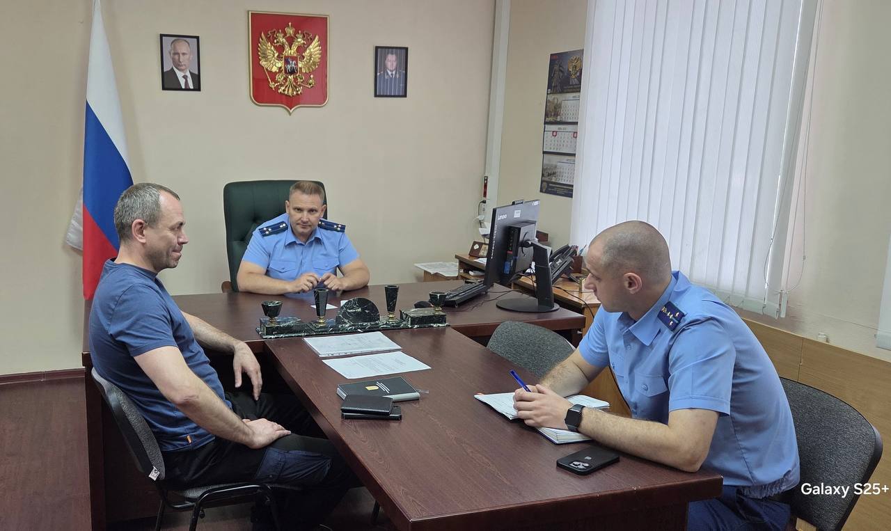 В прокуратуре города Коркино проведено рабочее совещание по вопросу капитального строительства детской музыкальной школы Прокурор города Сергей Букреев провел рабочее совещание с представителем ООО «Группа компаний «ОКС». В рамках государственной программы «Развитие культуры в Челябинской области» и заключенного муниципального контракта организацией осуществляется капитальный ремонт здания музыкальной школы МБУДО «Коркинская детская музыкальная школа». В ходе совещания обсуждены вопросы текущих работ на объекте, а также имеющиеся проблемные моменты при реализации контрактных обязательств. В связи с отклонением от графика работ по условиям контракта по результатам совещания прокурором города подрядчику внесено представление об устранении нарушений закона. Также руководителям администрации муниципального округа и образовательного учреждения объявлены предостережения о недопустимости нарушений закона. Прокуратурой города будет продолжено надзорное сопровождение выполнения подрядчиком строительных работ.