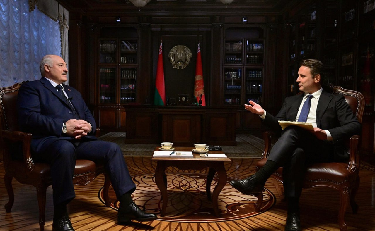 Лукашенко утверждает, что освобождение Тихановского было его инициативой, а США об этом “не просили“  Об этом заявил Александр Лукашенко в интервью американскому журналисту Time Саймону Шустеру.  “Тихановский. Слушайте, но там было еще 13 [освобожденных]. И мне что Тихановский, что они — одинаково. Но это было мое решение. Его там  среди тех, о ком вели речь представители США. — “Позірк“.  не было, — сказал Лукашенко.   Лукашенко подтвердил, что освобождения стали результатом договоренностей с США, но подчеркнул, что к ним не имели отношения представители демсил.  Интервьюируемый сообщил, что июльский визит в Беларусь делегации США был пятым, но не уточнил за какой срок. По его утверждению, встречу в Минске инициировала американская сторона “через белорусских дипломатов, работающих в Нью-Йорке“.    Подробности    Без VPN   прэс-служба Аляксандра Лукашэнкі