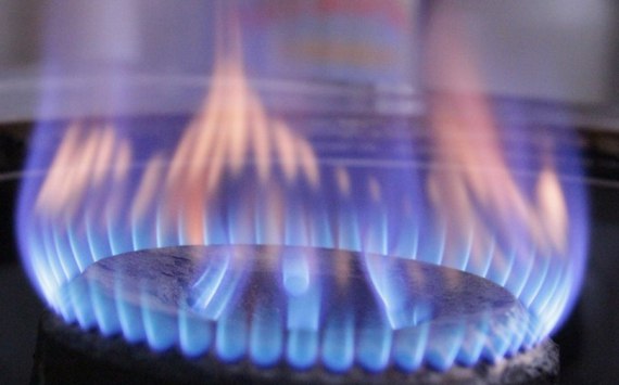 Газпром продолжает наращивать поставки газа в КНР globalmsk ru news id 77992 Новый суточный рекорд по поставке газа в КНР сегодня зафиксировал Газпром Для трубопровода Сила Сибири сегодняшний объем поставки стал историческим максимумом Сообщение о новом суточном рекорде уже опубликовано на официальном ресурсе Газпрома пресс службой холдинга В публикации говорится об обновлении исторического рекорда суточных поставок голубого золота в Китай Известно что главной газовой артерией снабжающей Поднебесную важнейшими энергоресурсами является газопровод Силы Сибири Напомним что поставки российского газа в Китай осуществляются согласно долгосрочному договору купли продажи который был заключен между российским монополистом ПАО Газпром и китайской энергетической корпорацией CNPC Предыдущий суточный рекорд был установлен в начале декабря ушедшего года Тогда об этом историческом максимуме писали как о десятом по счёту рекорде с момента выхода поставок по трубопроводу на максимальный ко