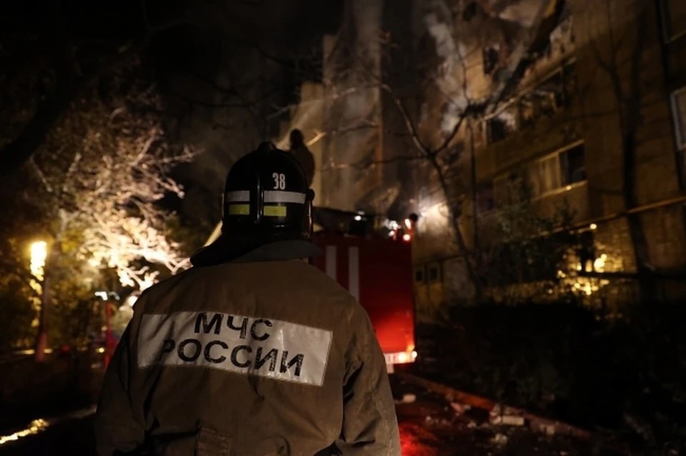 В Новосибирской области в ночь на 7 января при пожаре погиб мужчина  В деревне Казаково Коченёвского района 7 января произошёл пожар, в котором погиб мужчина. Как сообщили в пресс-службе ГУ МЧС России по Новосибирской области, огонь охватил частный дом.  - На момент прибытия первого пожарно-спасательного подразделения дом горел по всей площади. За 22 минуты огнеборцы локализовали пожар, еще 25 минут потребовалось на ликвидацию открытого горения, - информируют в пресс-службе МЧС региона.  Огонь повредил 49 квадратных метров жилища. Причину пожара устанавливает следственно-оперативная группа.    КП-Новосибирск, Виталий Тимкив