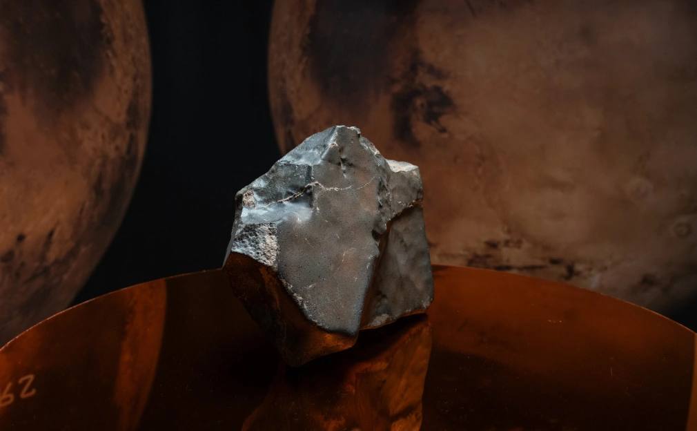 Метеорит с Марса весом 25 кг продадут за $4 млн, пишет Sotheby s. NWA 16788 преодолел около 225 млн км, прежде чем упасть в пустыню Сахара. Его обнаружили в Нигере в ноябре 2023 года.