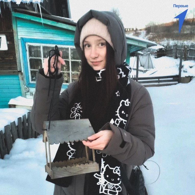 Первые заботятся о зимующих птицах Сегодня официально стартовала экологическая акция Покормите птиц зимой Первые уже мастерят кормушки и призывают каждого не оставаться в стороне Как присоединиться к акции Все очень просто Сделайте кормушку можно из подручных материалов пластиковой бутылки коробки повесьте её в доступном и безопасном месте и регулярно подсыпайте корм Чем же кормить наших пернатых друзей Лучше всего подойдут семена подсолнечника не жареные пшено овёс несолёное сало несолёные орехи например арахис кусочки фруктов Главное избегать солёного жареного и хлеба Эти продукты могут навредить птицам ДвижениеПервых79