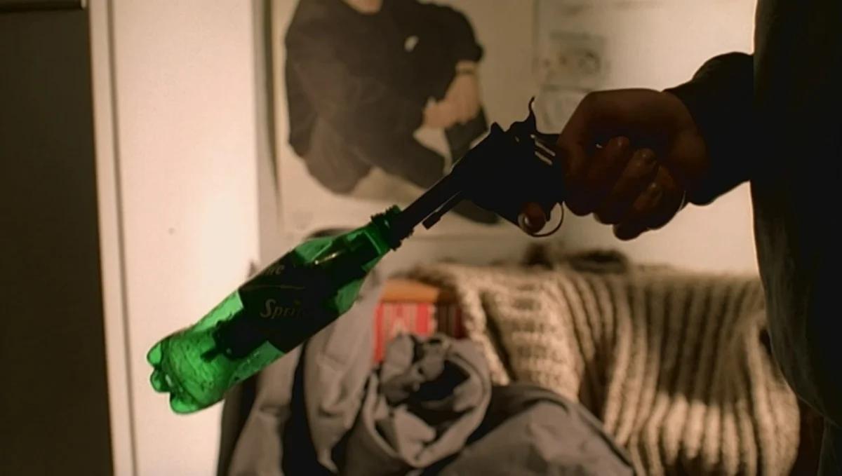 Красногорские врачи спасли половой орган молодого человека который по неосторожности застрял в пластиковой бутылке В подмосковную больницу был доставлен 21 летний местный житель на его половой член была накручена подобно глушителю пластиковая бутылка Горлышко уже сильно сдавило орган отек тканей нарастал создавая прямую угрозу нарушению кровоснабжения и дальнейшего некроза Молодого человека в экстренном порядке отправили на операцию Ввели местную анестезию и аккуратно разрезали бутылку пополам не задев чувствительный орган Как позднее пояснил пациент в неприятную ситуацию он попал по неосторожности Розыгрыш iPhone 17 от BAZA Прислать новость