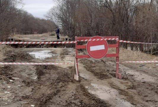Мэр Анивского округа об обрушении моста в Троицком: сооружение было заброшено Мэр Анивского муниципального округа Светлана Швец прокомментировала ситуацию с обрушением моста через реку Вахрушевку в селе Троицком. По её словам, сооружение не являлось объектом дорожно-транспортной сети муниципалитета и некогда служило связующим звеном между угодьями сельхозпредприятия. В последние годы мост был заброшен и не обслуживался владельцем. «Сегодня на территории Анивского района произошёл инцидент. В полях села Троицкое обвалился один из пролётов сооружения через реку Вахрушевка. Пострадал водитель экскаватора. Бригады медиков в свой профессиональный праздник оперативно оказали пострадавшему первую помощь и доставили его в больницу. Желаю скорейшего выздоровления», — сообщила мэр. Она отметила, что обрушение не повлияло на транспортную доступность для местных жителей, так как имеется альтернативный подъездной путь. В настоящее время специалисты различных структур проводят проверку, а на месте устанавливаются ограждающие знаки. Дальнейшую судьбу моста решат на совместном совещании.