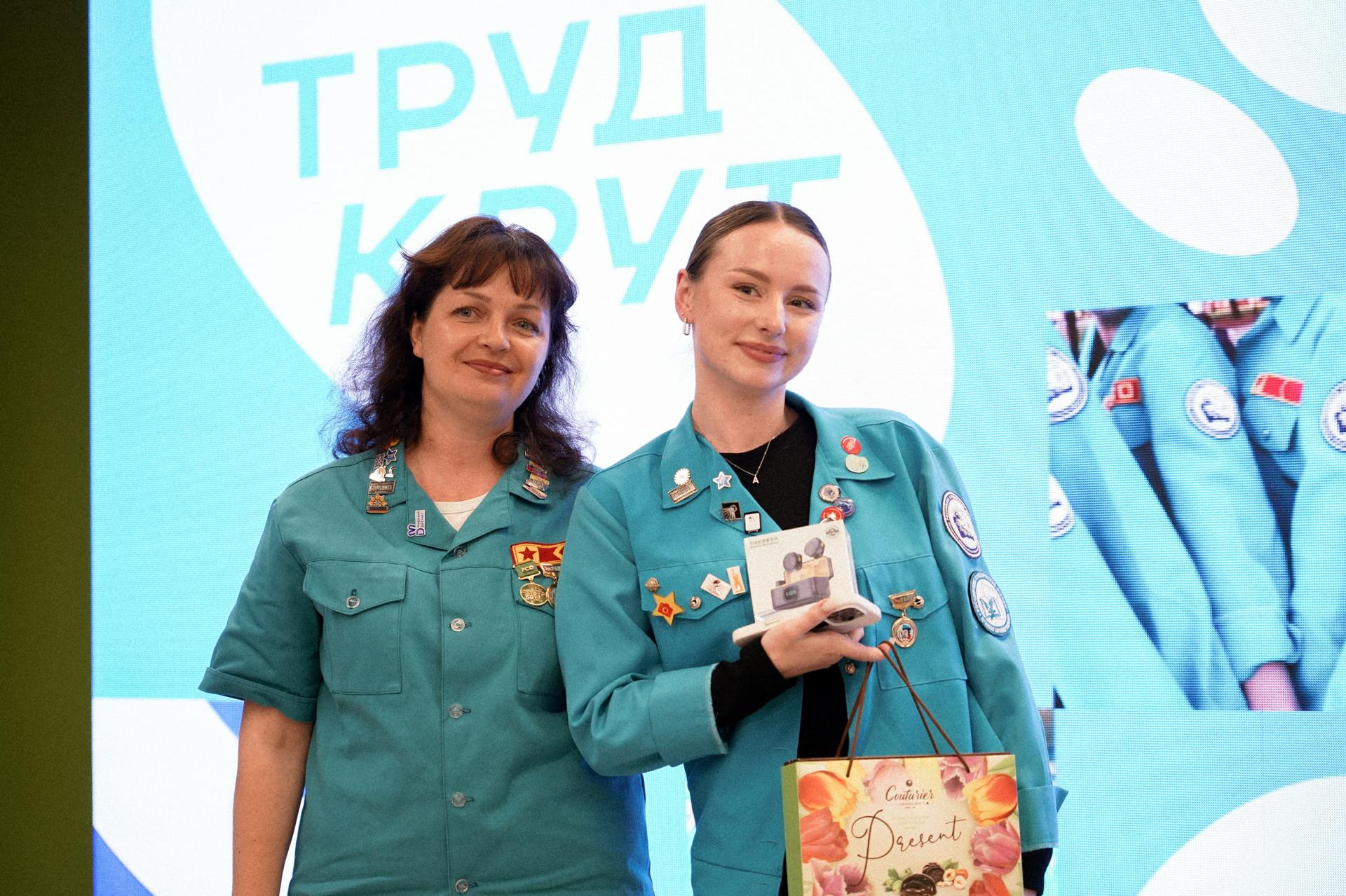 В Доме молодёжи дали старт 3-му трудовому семестру  Более 500 участников студотрядов ЛНР вышли на трудовой фронт: – 35 проводников поедут на крымские маршруты  АО ТК «Гранд Сервис Экспресс» , – 60 вожатых отправятся в детские лагеря по всему крымскому побережью, – Путинные отряды в пути на Камчатку и Курилы  «Сила Востока-2025» , – Сервисные бригады будут трудиться в элитных отелях Крыма, – Строители будут вести работы от Луганска до Набережных Челнов  ПАО «КАМАЗ» , – Археологи проведут лето в первых раскопках отряда «Скиф» в урочище Артезиан.  Депутат Народного Совета ЛНР, председатель Попечительского совета ЛГПУ, почётный боец стройотряда «АТОМ» ЛГПУ Павел Пилавов сказал то, что станет новым принципом:  «РСО — это школа жизни, где труд превращается в характер!»  Каждый боец получил символическую путёвку в летний трудовой сезон — теперь дело за реальными свершениями! – отметили в РСО ЛНР.