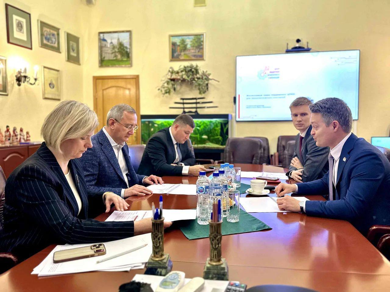 Почти 1 млрд получат высоктехнологичные проекты Калужской области О двух проектах ранее рассказывал губернатор Владислав Шапша 500 млн Людиновскому тепловозостроительному заводу на создание нового отечественного маневрового локомотива и 250 млн Калужскому заводу автомобильного электрооборудования на разработку и освоение системы стеклоочистки ветрового стекла автомобилей с бесступенчатой регулировкой скорости очистки Сегодня стало известно что к ним присоединился Людиновокабель Он получит 247 млн на реализацию проекта для электроэнергетики создание инновационных неизолированных проводов нового поколения В рейтинге ЦППИ Калужская область уже занимает 5 место в стране по количеству поддержанных компаний и по объему финансирования В 2025 году это три проекта общей суммой почти в миллиард рублей При содействии Центра используем все возможности чтобы и в следующем году инновационные проекты технологических компаний и промпредприятий региона были максимально включены в программы поддержки отметил губернатор Владислав Шапша Подписаться Прислать новость