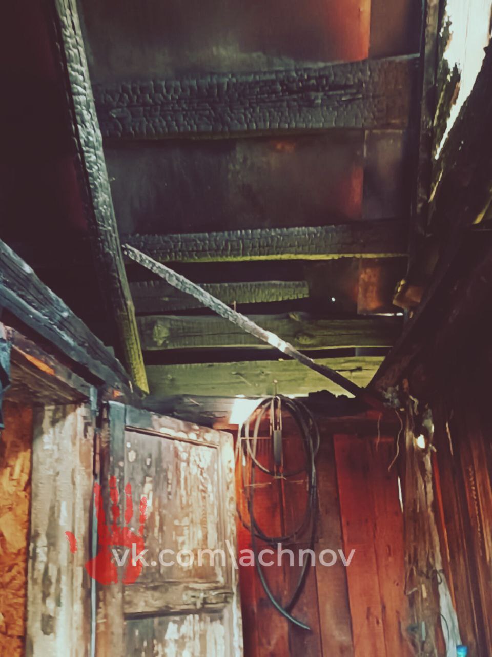В Клеопино сгорела баня Возможная причина возгорания - аварийный режим электросети, говорят в ОГУ "Противопожарная служба Челябинской области". - Регулярная проверка состояния электропроводки, своевременная замена изношенных проводов и розеток, а также правильное использование электроприборов могут предотвратить подобные происшествия, - говорят пожарные. ‼ Все случилось 21 июля в 15:16 на улице 1 Мая. Горела деревянная баня размером 5х3 метра с металлической кровлей по деревянной обрешетке. В результате пожара никто не пострадал. Однако огнем были повреждены кровля, перекрытие и наружная стена постройки.