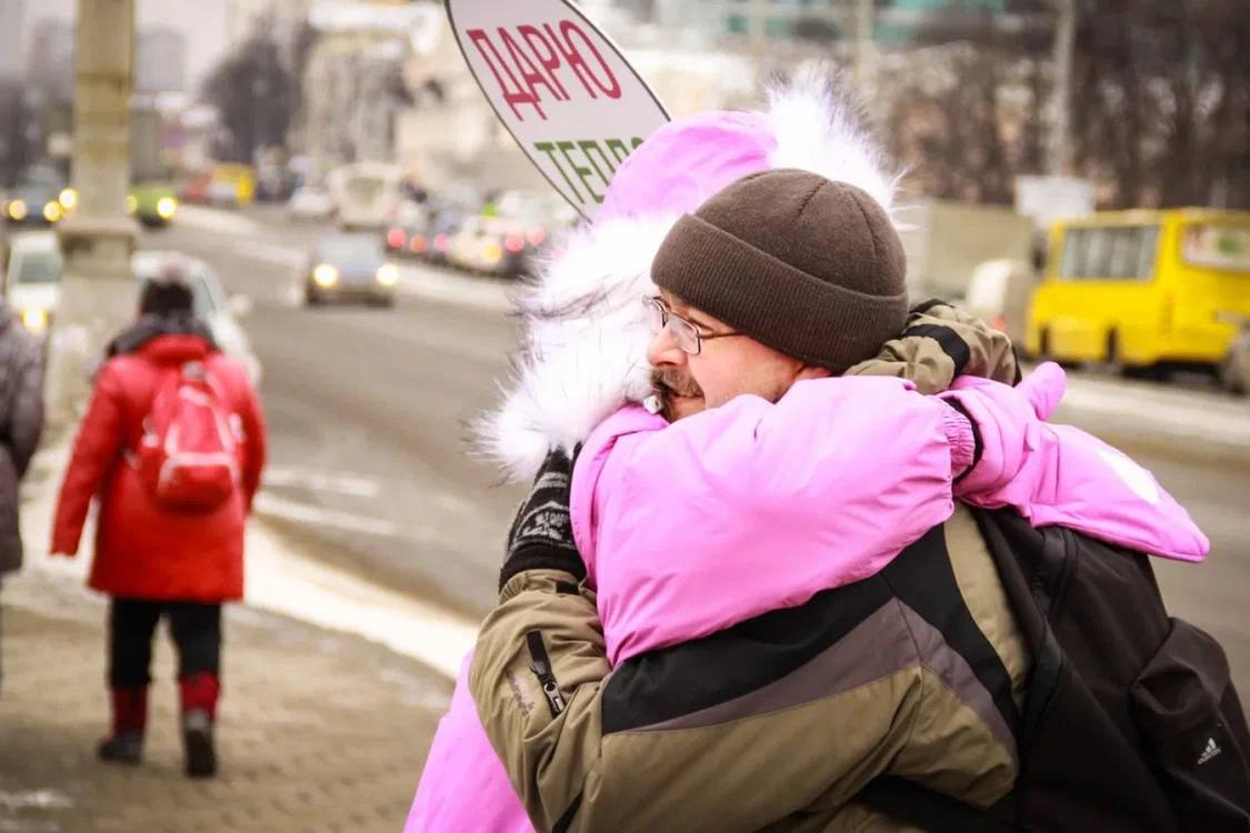 Самые счастливые россияне живут в Екатеринбурге, Тюмени и Краснодаре  Исследование сервиса Работа.ру показало, что самые счастливые россияне живут в Краснодаре, Екатеринбурге и Тюмени. В целом по стране 17 % опрошенных чувствуют себя по-настоящему счастливыми, оценив своё состояние на пятёрку. Так чаще всего ощущают себя жители Тюменской и Свердловской областей  по 22 % . 28 % респондентов поставили четвёрку, это наиболее популярный ответ у краснодарцев  35 % .  Однако самой распространённой оценкой оказалась тройка — 35 %. Её в основном выделяли новосибирцы  50 % , нижегородцы  49 %  и москвичи  38 % . 11 % участников исследования оценивают своё состояние на двойку, а 8 % респондентов отметили всего один балл.  Чечня, Ингушетия и Дагестан стали самыми безопасными регионами России.