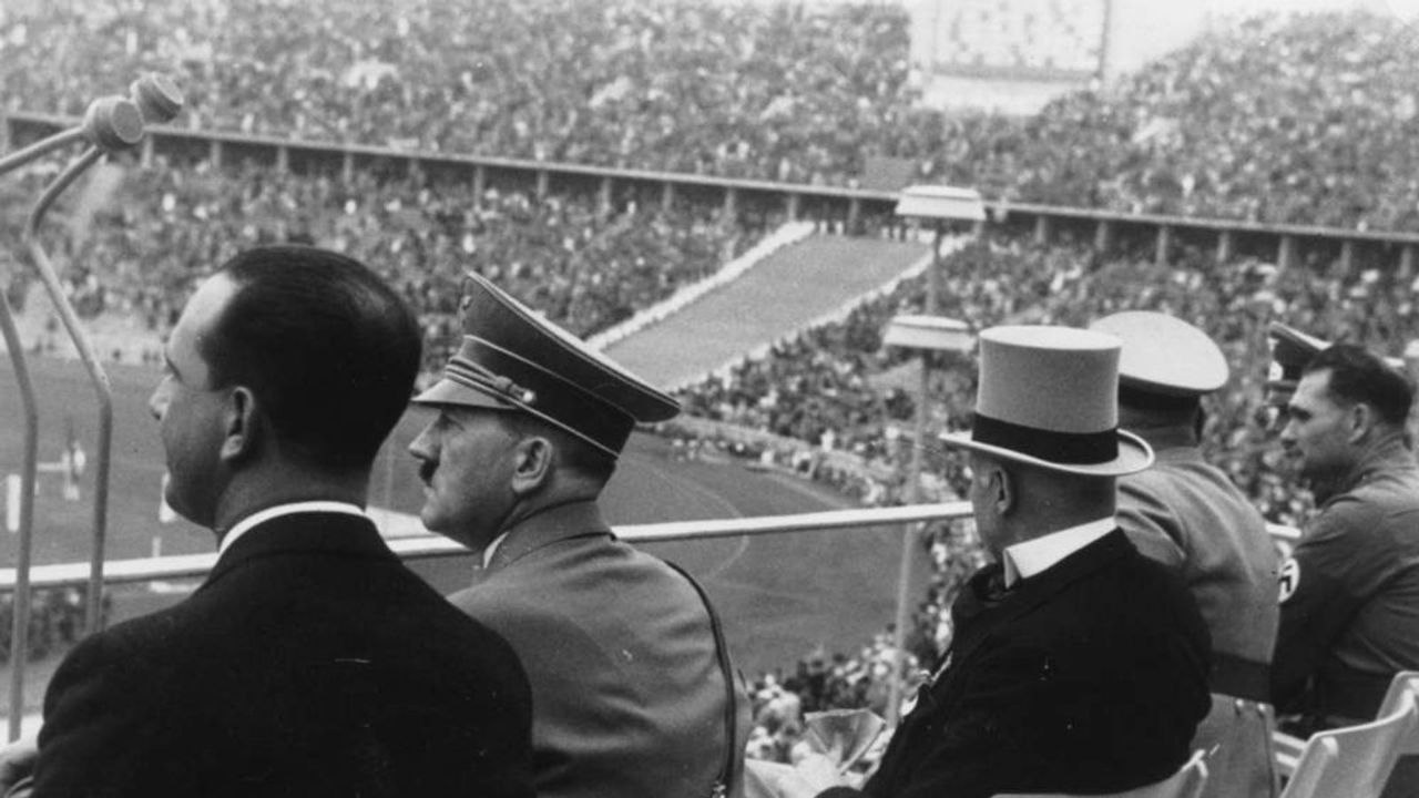 Берлин 36 Германия подала заявку на проведение летних Олимпийских игр в 2036 году И сразу возникли прения немцы ещё помнят что 1936 году Олимпиаду в Берлине открывал австрийский художник Такие параллели граждан ФРГ очень настораживают Сатирическая телепередача Heute Show даже предложила лозунг для новой заявки Берлин 2036 На этот раз вероятно меньше нацистов Президент Германии Штайнмайер тоже включился в обсуждение созданной самими же немцами проблемы заявив что заявка от любого города страны на 2036 год является исторически проблематичной Подпишись RogandarNEWs мы в MAX