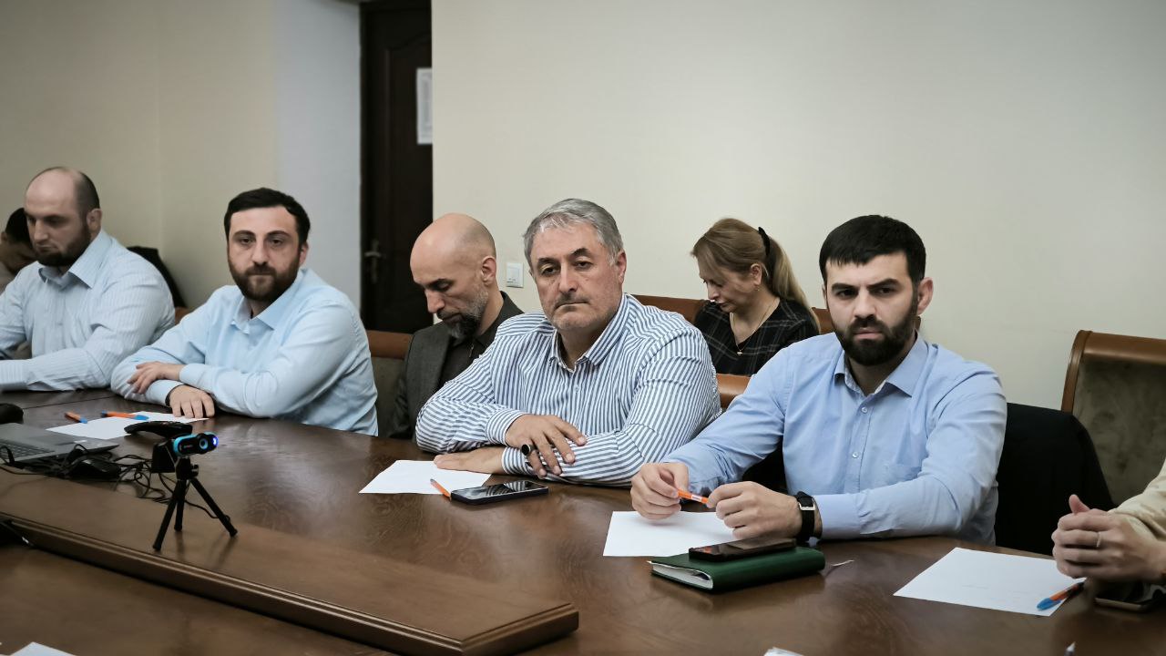 В Госжилинспекции РД подвели итоги прохождения осенне-зимнего периода 2024-2025 годов На сегодняшний день в большинстве муниципалитетов отопительный период завершен. Основные цифры: В Госжилинспекцию РД за данный период поступило 1785 обращений что на 29% меньше по отношению к аналогичному периоду 2023 -2024 года . С 15 ноября 2024 года проведено 279 контрольно-надзорных мероприятий. Сумма наложенных штрафов за этот период составила – 2 460 000 рублей. По результатам проведённых контрольно - надзорных мероприятий и по вынесенным предостережениям РСО и УО, произведен перерасчет гражданам необоснованно начисленной платы за жилищно-коммунальные услуги на общую сумму более 18 млн. руб. Подробнее на сайте: