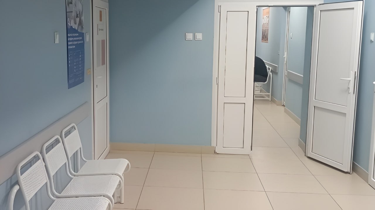 В Волгоградской области зафиксирован случай лихорадки Западного Нила В текущем эпидсезоне зарегистрирован один лабораторно подтверждённый случай заболевания переносимого комарами Симптомы включают лихорадку головную боль сыпь и рвоту В тяжёлых случаях возможны менингит и энцефалит Роспотребнадзор рекомендует носить закрытую одежду использовать репелленты и москитные сетки для профилактики Специфической вакцины не существует Все самые заметные новости Подписывайтесь