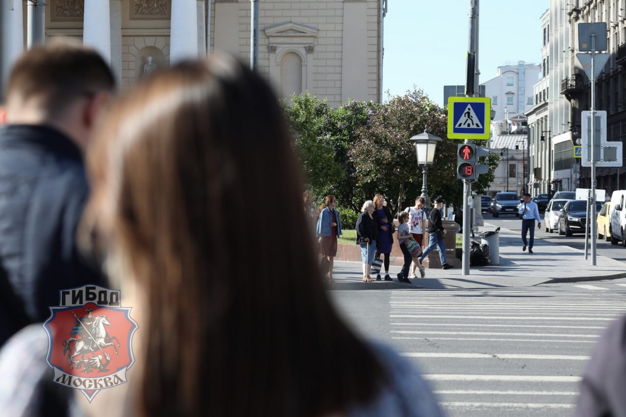 15 июля Госавтоинспекцией города Москвы проводится общегородское профилактическое мероприятие «Пешеход» Сотрудники дорожно-патрульной службы будут контролировать соблюдение Правил дорожного движения, как пешеходами, так и водителями В рамках рейда дорожные полицейские проведут информационно-разъяснительную работу с детьми и взрослыми по правилам дорожной безопасности при переходе проезжей части, а также норм поведения в жилой зоне и на дворовых территориях Поддержать канал
