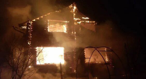 Ужасная трагедия в СНТ Славный под Воскресенском Сгорел двухэтажный дом в огне погибли бабушка и четверо внуков Две пары двойняшек двоим по три года двоим по шесть Матери и ещё одному ребенку удалась спастись Местные жители пишут что подъезд к дому был сильно затруднён из за сугробов на помощь пожарным пришлось вызывать трактор